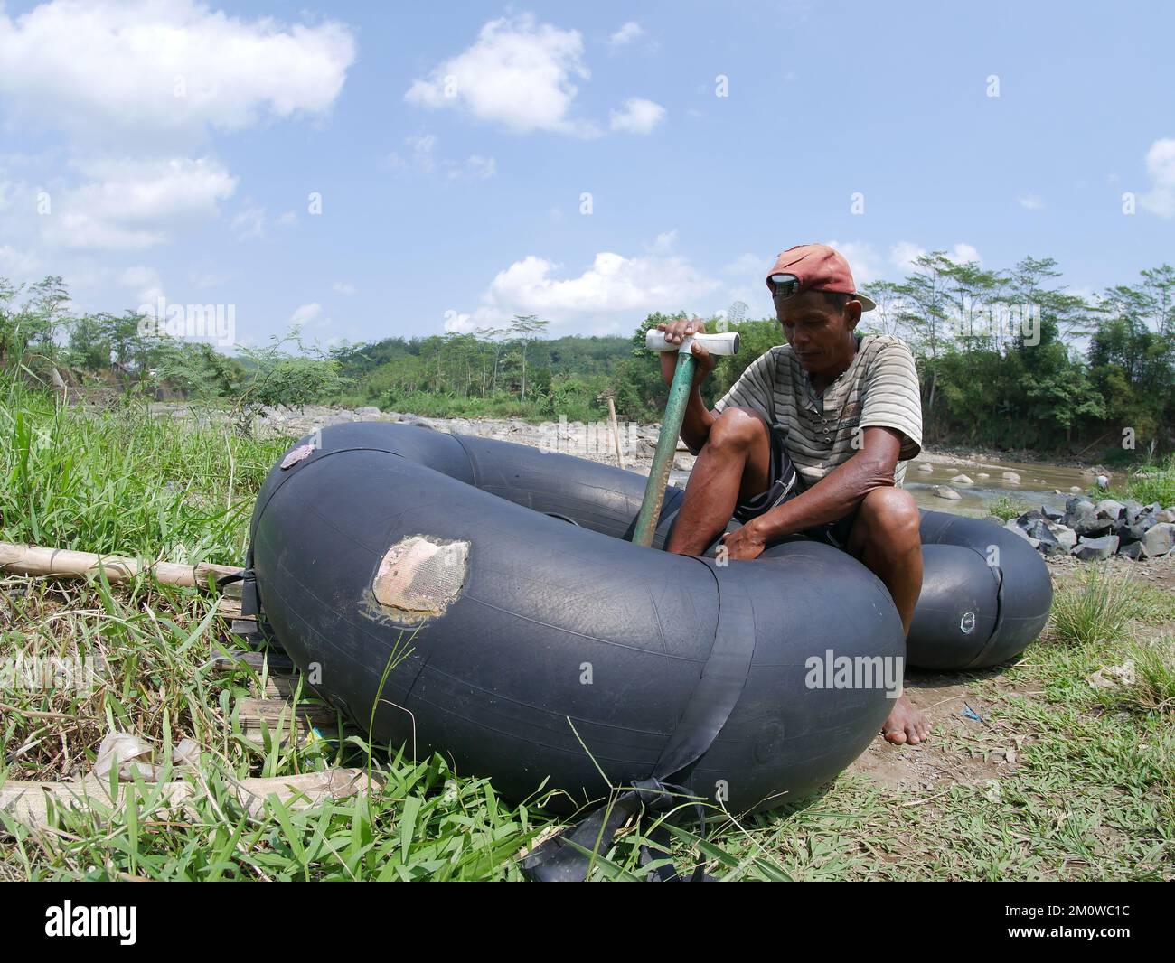 Traditionelle Kolien nehmen tagsüber Steine aus dem Fluss, um sie als Baumaterialien zu verkaufen Stockfoto