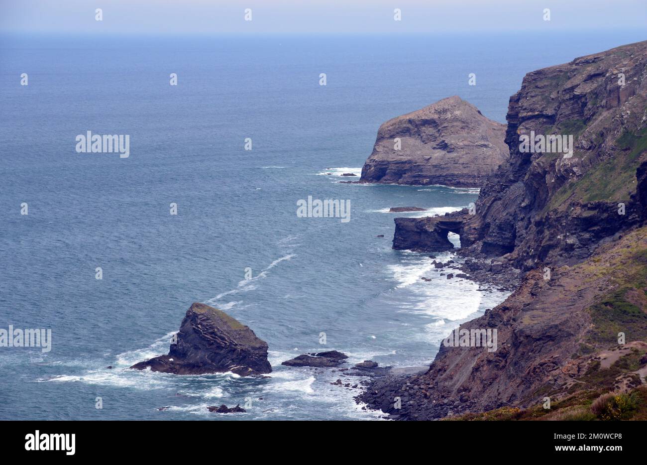 Samphire Rock, Northern Door Arch und Cambeak vom South West Coastal Path in Cornwall, England, Großbritannien. Stockfoto