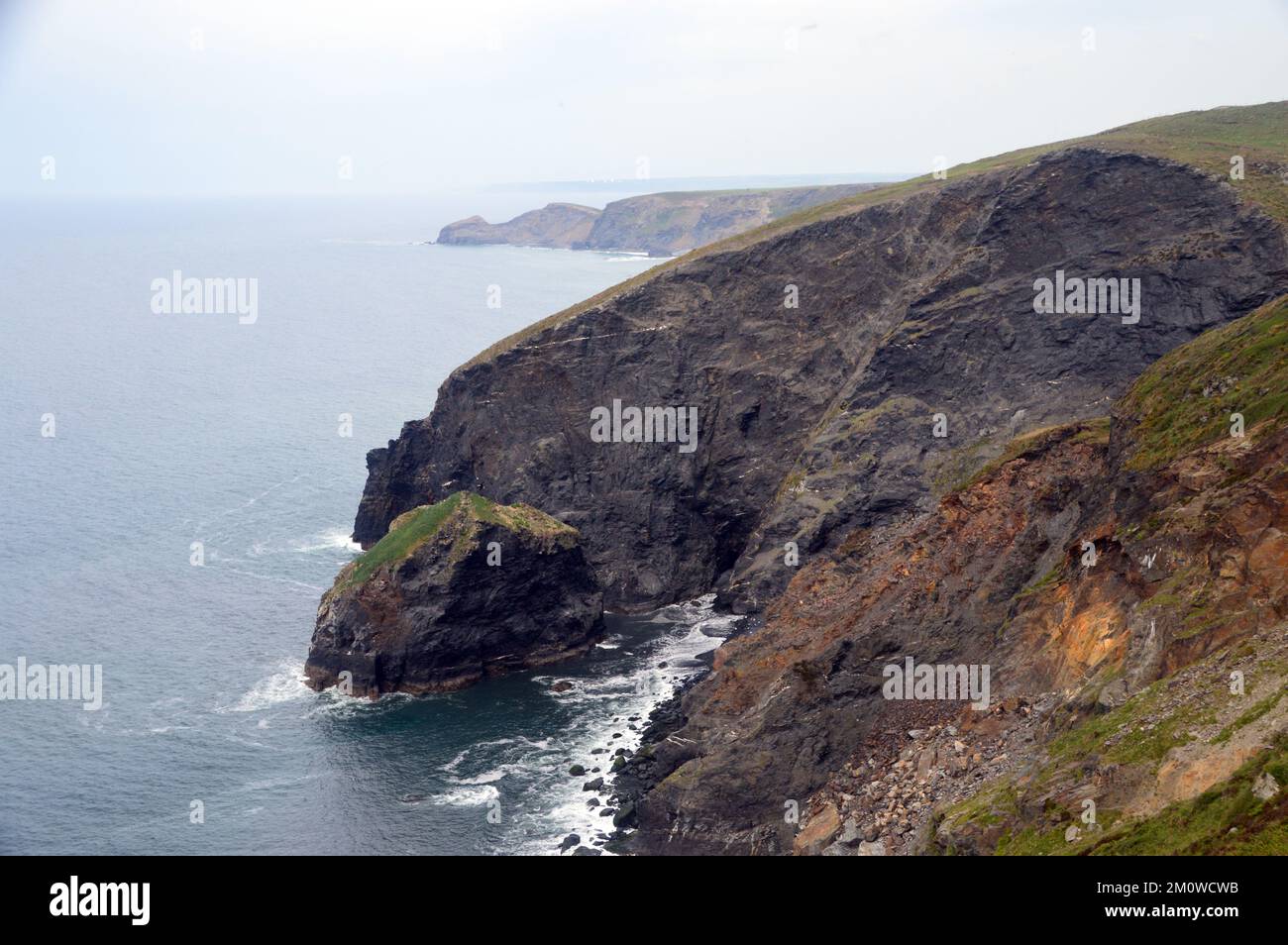 Gull Rock and Buckator vom Fire Break Point auf der Benny Cliff auf dem South West Coastal Path in Cornwall, England, Großbritannien. Stockfoto