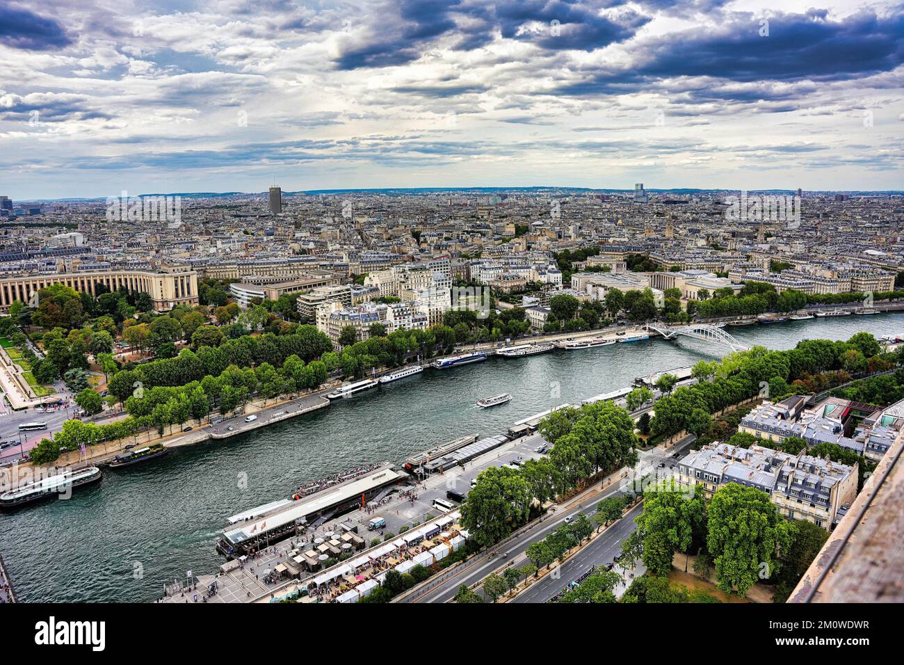 Blick über die seine und die Stadt Paris tagsüber mit dem Horizont im Hintergrund Stockfoto