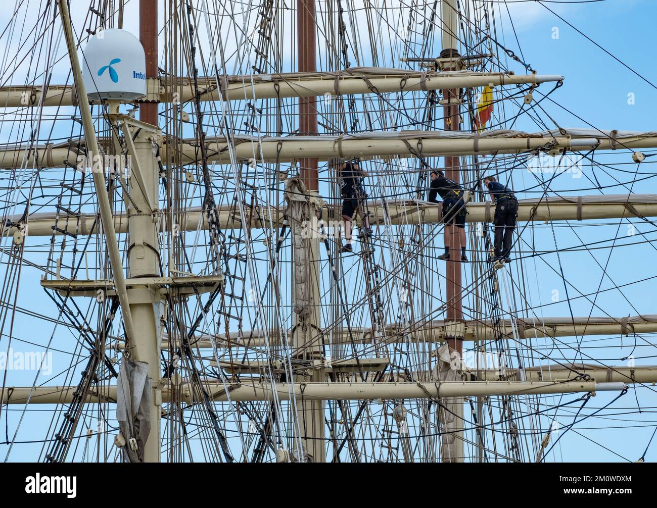 Las Palmas, Gran Canaria, Kanarische Inseln, Spanien. 8.. Dezember 2022. Die Besatzung, die Reparaturen auf dem norwegischen Trainingsschiff Sorlandet durchführt, dem ältesten und authentischsten vollständig manipulierten Schiff der Welt, das noch im Einsatz ist. Das Schiff wurde 1927 gebaut. Kredit: Alan Dawson/Alamy Live News Stockfoto