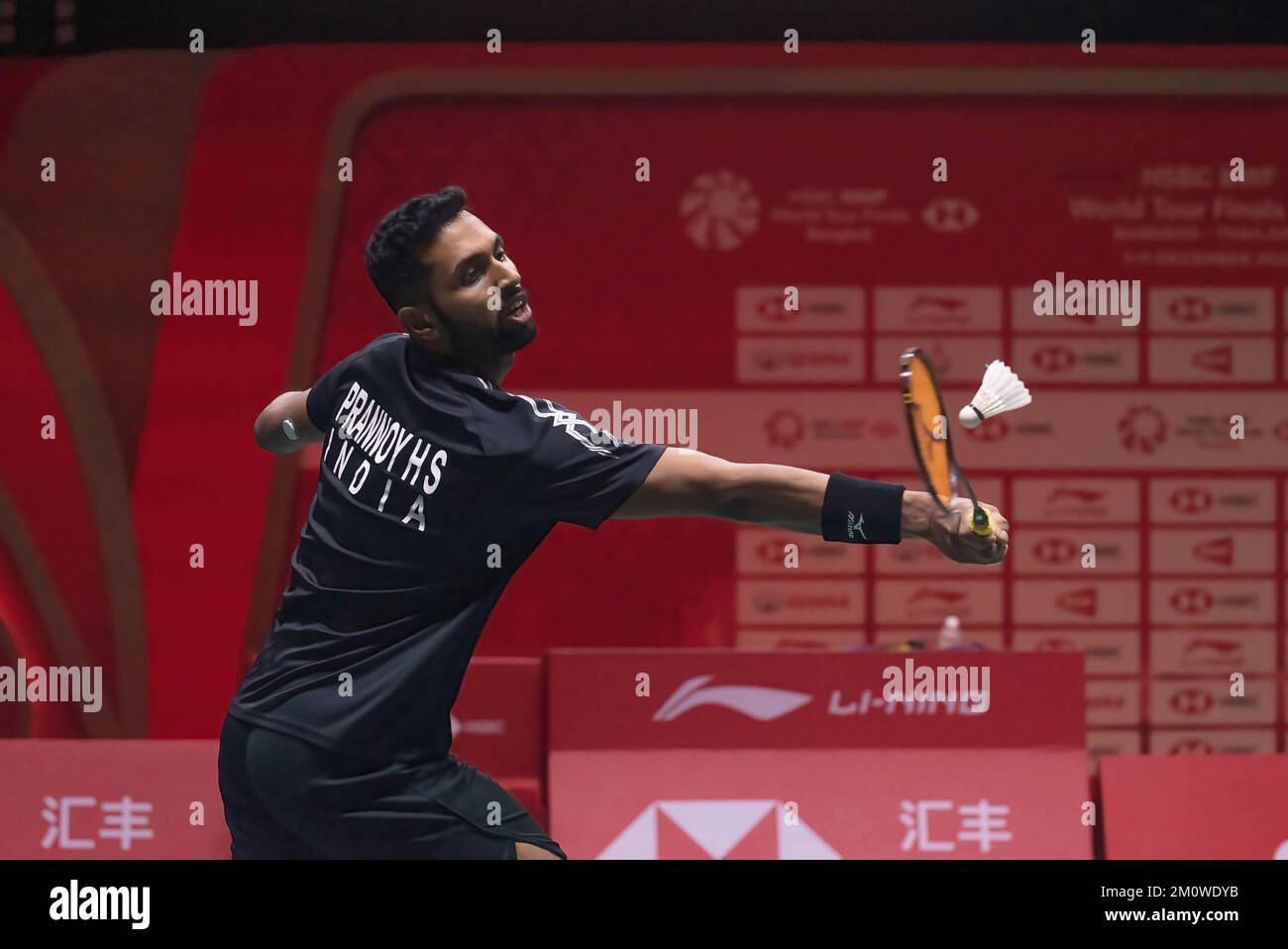 Bangkok, Thailand. 08.. Dezember 2022. Prannoy H. S. of India wurde während der Single von Badminton Menís in Aktion bei den HSBC BTW World Tour Finals 2022 im Nimibutr Stadium gesehen. Lu Guang zu gewann Prannoy H. S. 2-1 (23-21, 17-21, 21-19). Kredit: SOPA Images Limited/Alamy Live News Stockfoto