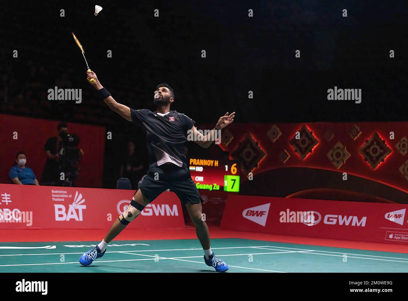 Bangkok, Thailand. 08.. Dezember 2022. Prannoy H. S. of India wurde während der Single von Badminton Menís in Aktion bei den HSBC BTW World Tour Finals 2022 im Nimibutr Stadium gesehen. Lu Guang zu gewann Prannoy H. S. 2-1 (23-21, 17-21, 21-19). (Foto: Peerapon Boonyakiat/SOPA Image/Sipa USA) Guthaben: SIPA USA/Alamy Live News Stockfoto