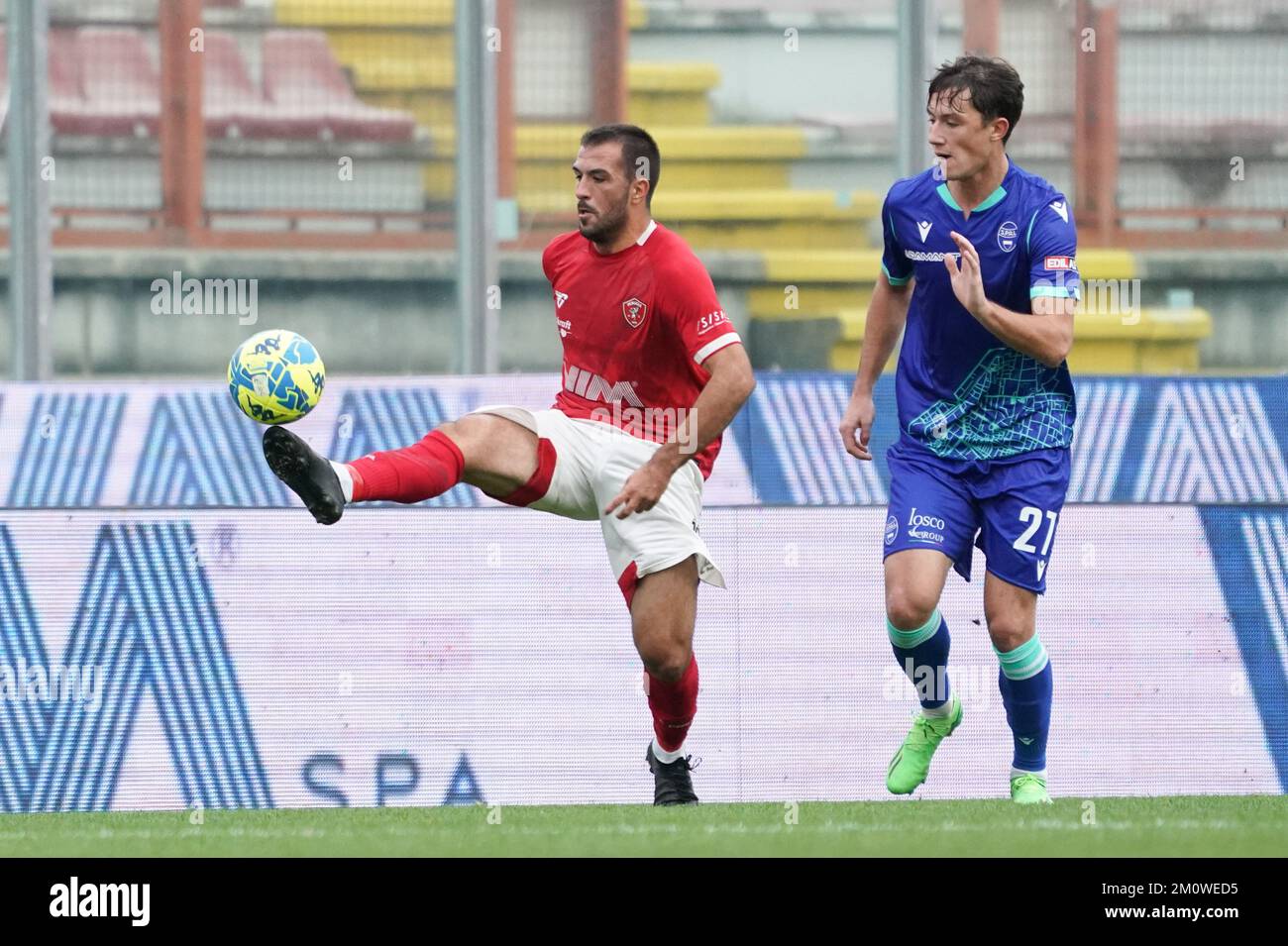 Renato Curi Stadion, Perugia, Italien, 08. Dezember 2022, olivieri marco (n.11 perugia calcio) gegen Peda patryk (n.27 spal) während des Spiels AC Perugia gegen SPAL - italienischer Fußball Serie B. Stockfoto