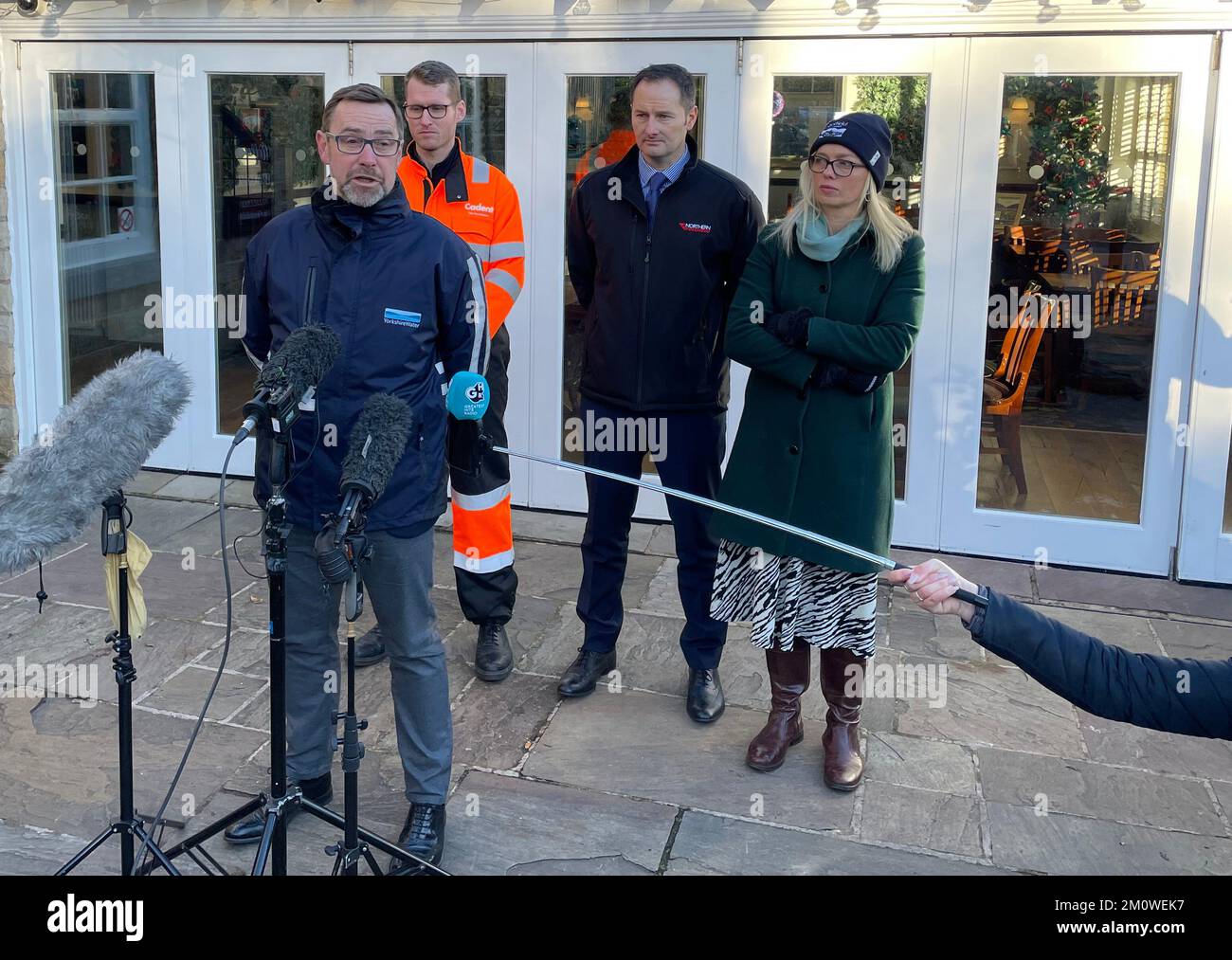 Neil Dewis, Director of Water bei Yorkshire Water, spricht mit den Medien während einer Pressekonferenz vor dem Peacock Pub in Stannington, Sheffield, nachdem in der Stadt South Yorkshire ein großer Vorfall gemeldet worden war, nachdem die Temperaturen in der Vorstadt fünf Tage lang ohne Gas gesunken waren. Am Freitag wurden etwa 2.000 Häuser betroffen, als eine geplatzte Wasserleitung eine Gasleitung beschädigte und Hunderttausende Liter Wasser in das Gasnetz schickte. Ausgabedatum: Donnerstag, 8. Dezember 2022. Stockfoto