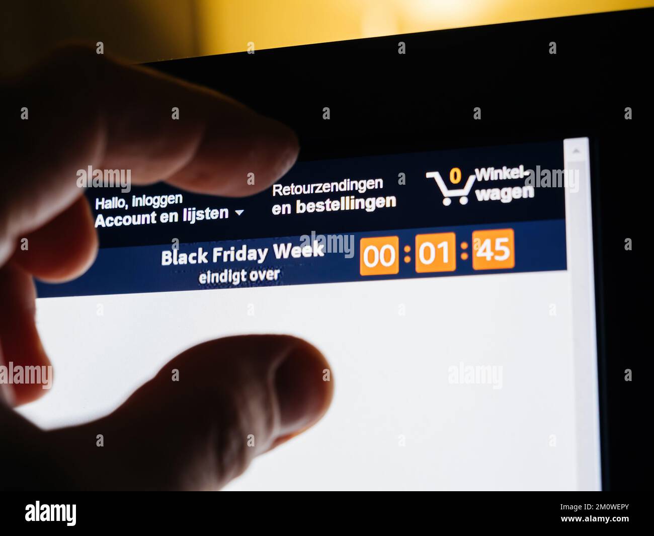 Paris, Frankreich – 28. November 2022: Amazon Prime-Website Black Friday endet am Amazon.nl. In 8 Minuten. Niederländische Website des Online-E-Commerce-Giganten Stockfoto