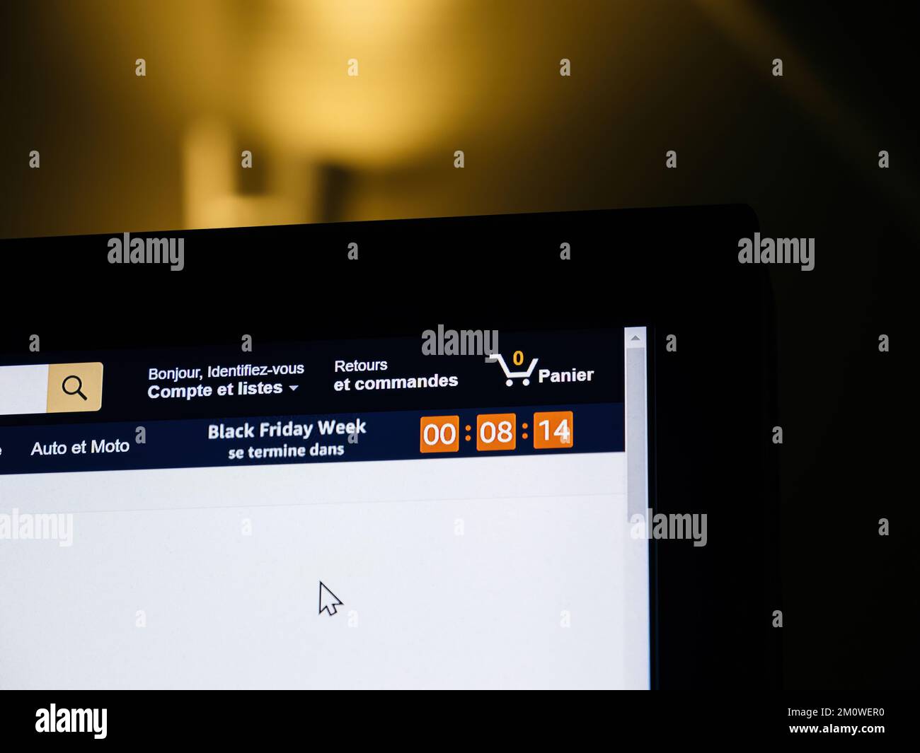 Paris, Frankreich – 28. November 2022: Amazon Prime-Website Black Friday endet in 8 Minuten auf der französischen Amazon.fr-Website des Online-E-Commerce-Giganten Stockfoto