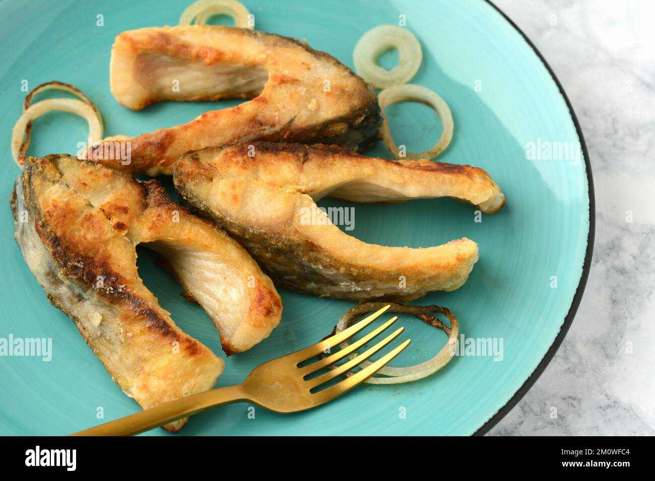 Gebratene Karpfen-Fischscheiben. Traditionelles polnisches Gericht am Heiligabend Stockfoto