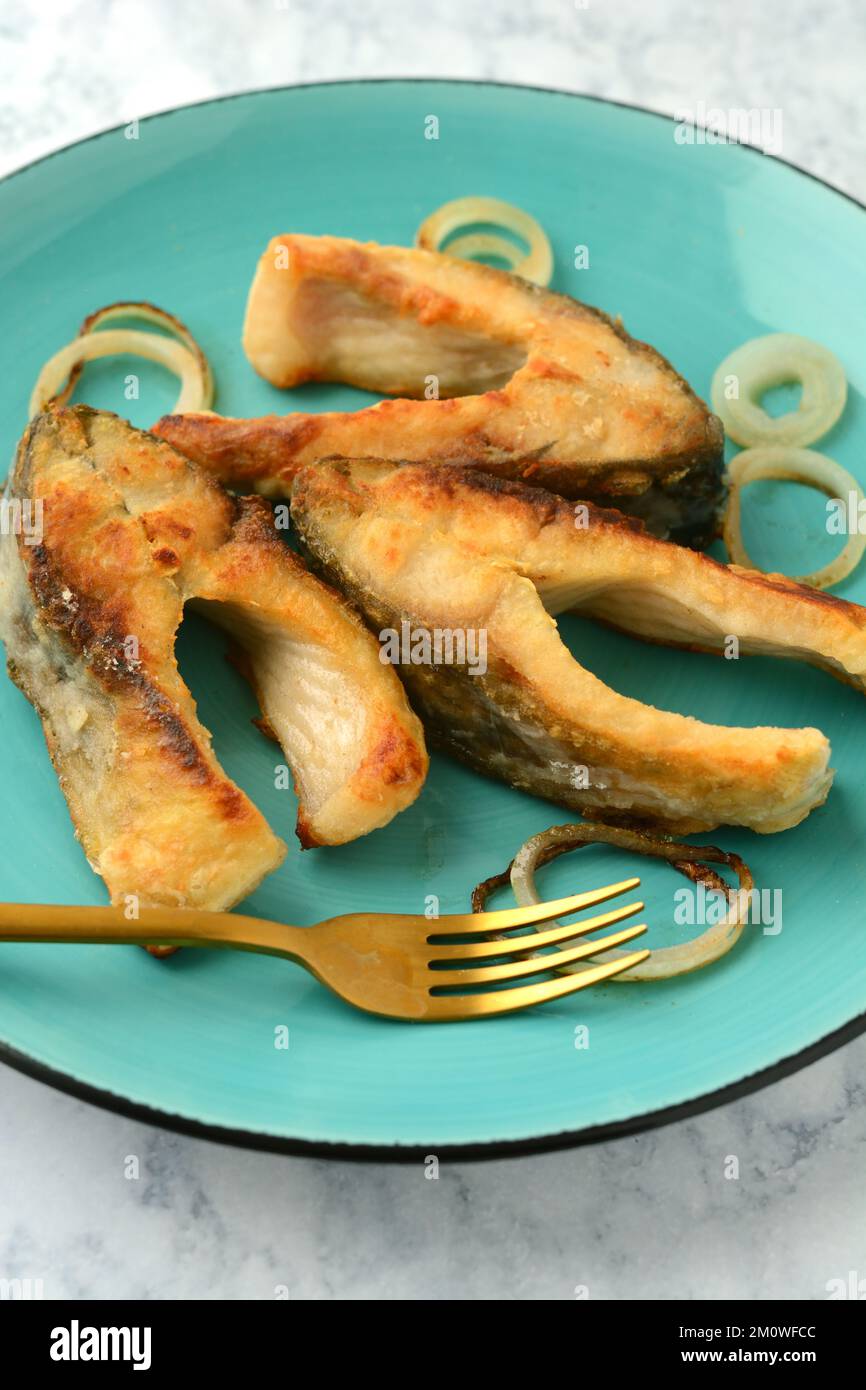 Gebratene Karpfen-Fischscheiben. Traditionelles polnisches Gericht am Heiligabend Stockfoto