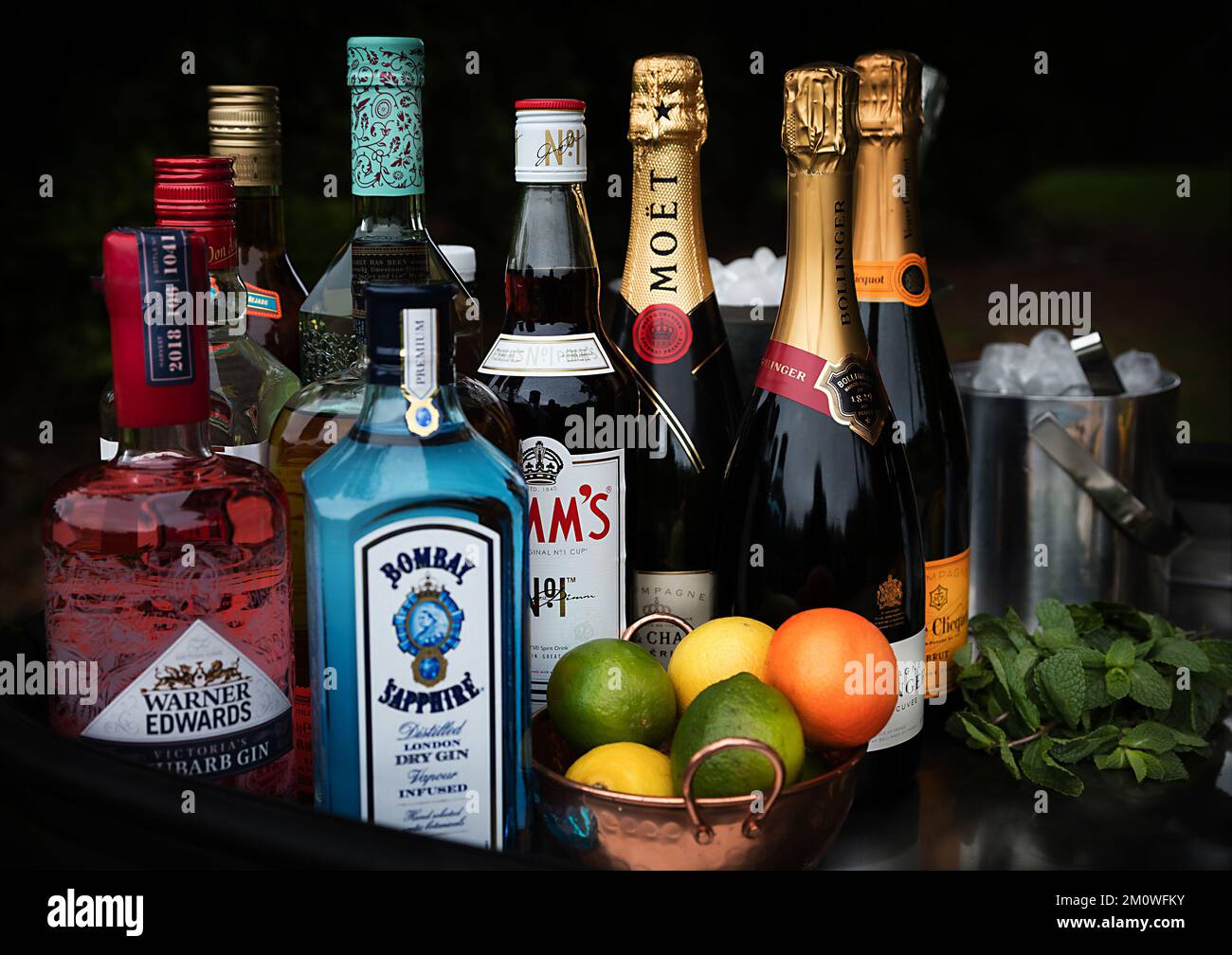 Getränke Fotografie - Cocktail - Champagner - Gin - Pimms - Whisky - Getränke und Bar-Anordnung. Stockfoto