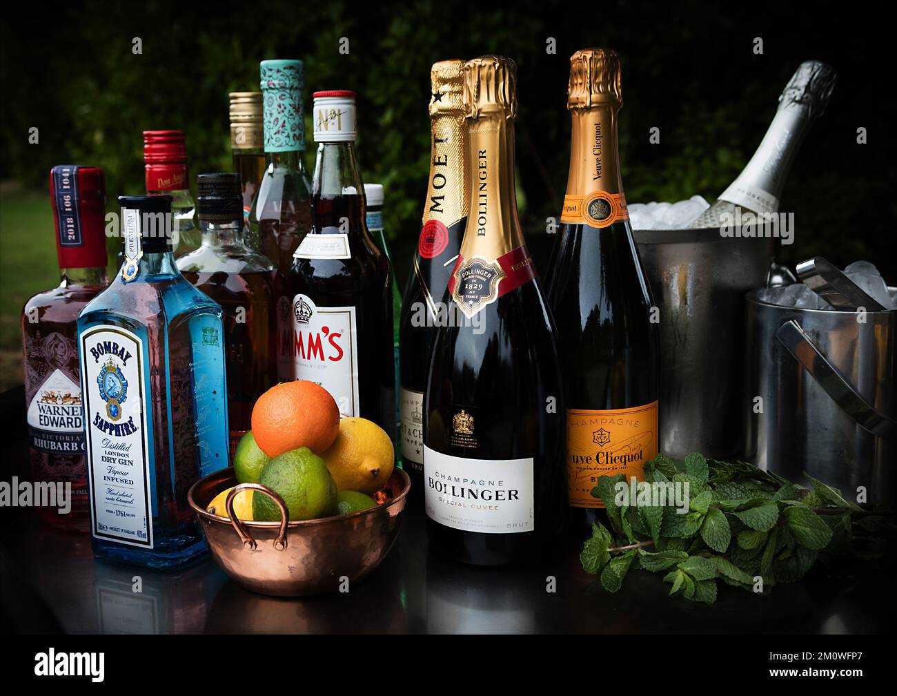 Getränke Fotografie - Cocktail - Champagner - Gin - Pimms - Whisky - Getränke und Bar-Anordnung. Stockfoto