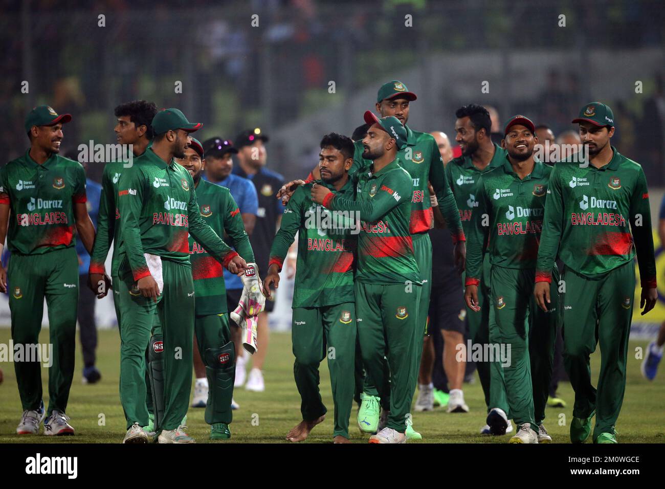 Bangladeschs Spieler feiern nach ihrem Sieg im zweiten eintägigen internationalen Cricket-Spiel (ODI) gegen Indien mit fünf Runs im Sher-e-Bangla Stockfoto