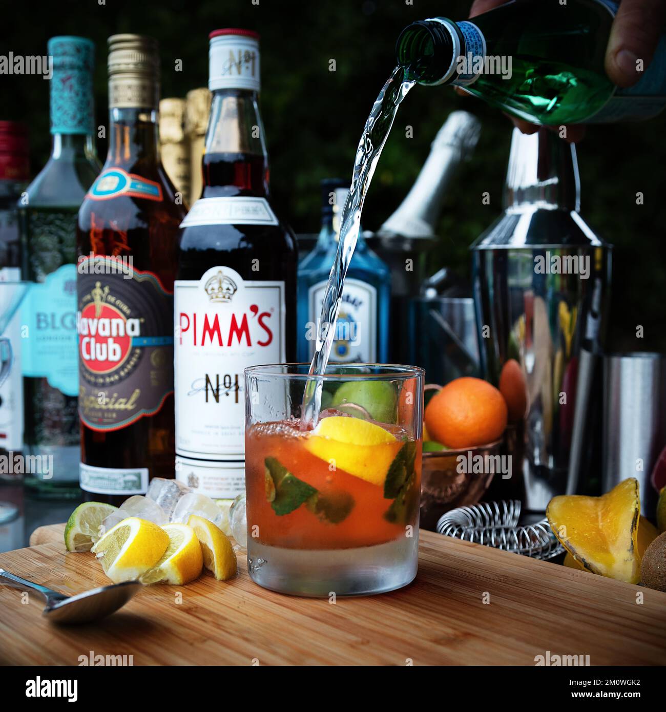 Getränke Fotografie - Cocktail - Champagner - Gin - Pimms - Whisky - Getränke und Bar-Anordnung. Stockfoto