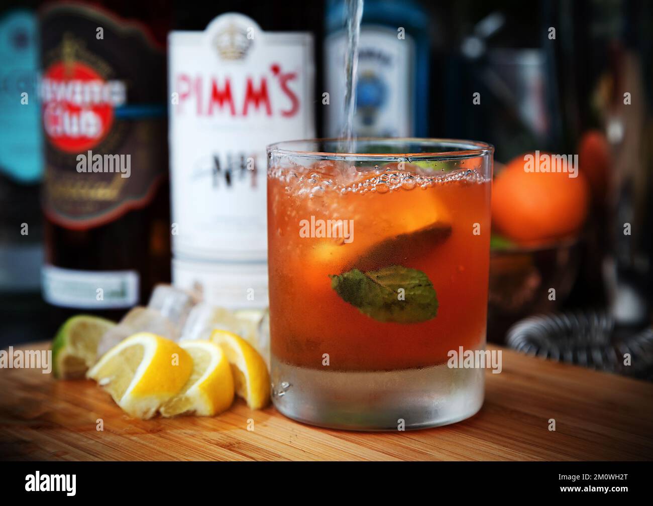 Getränke Fotografie - Cocktail - Champagner - Gin - Pimms - Whisky - Getränke und Bar-Anordnung. Stockfoto
