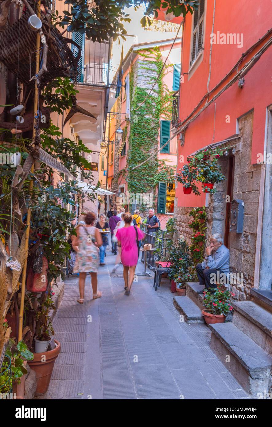 Via Solferino im malerischen kleinen Dorf Corniglia an der ligurischen Küste, Cinque Terre Norditalien. September 2022 Stockfoto