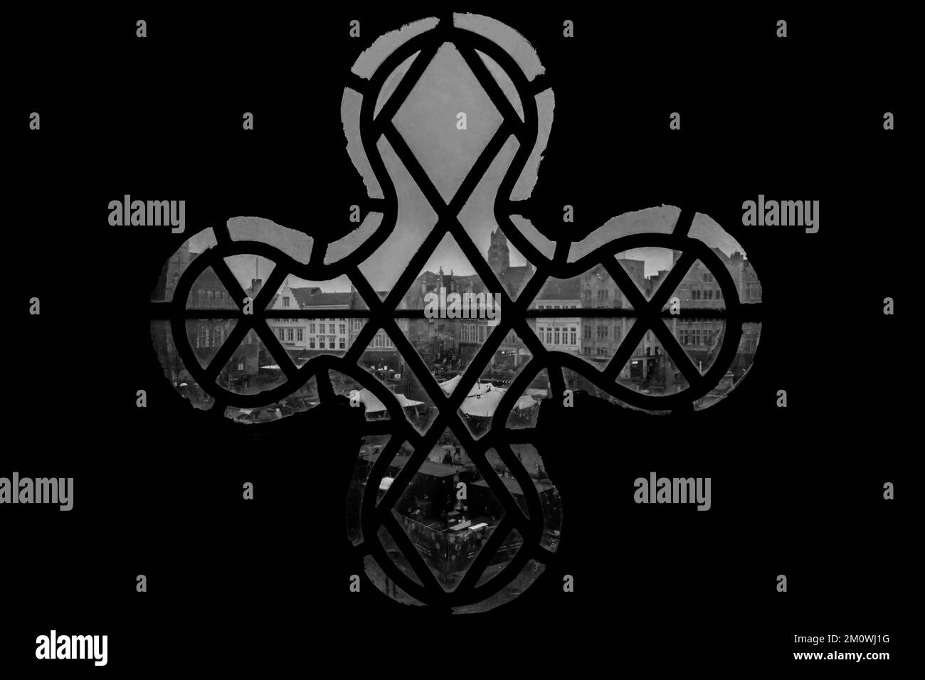 Marktplatz Brügge, gesehen durch ein bleihaltiges Quatrefolienfenster Belguim. November 2022 Stockfoto