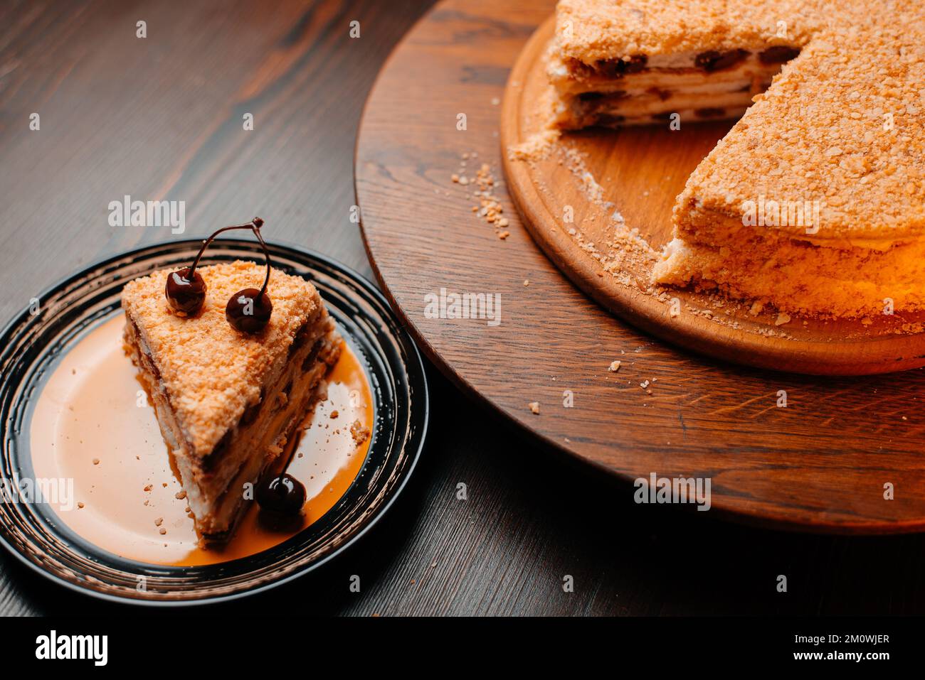 Gebackener Kirschkuchen auf einem Holzkuchenbrett Stockfoto