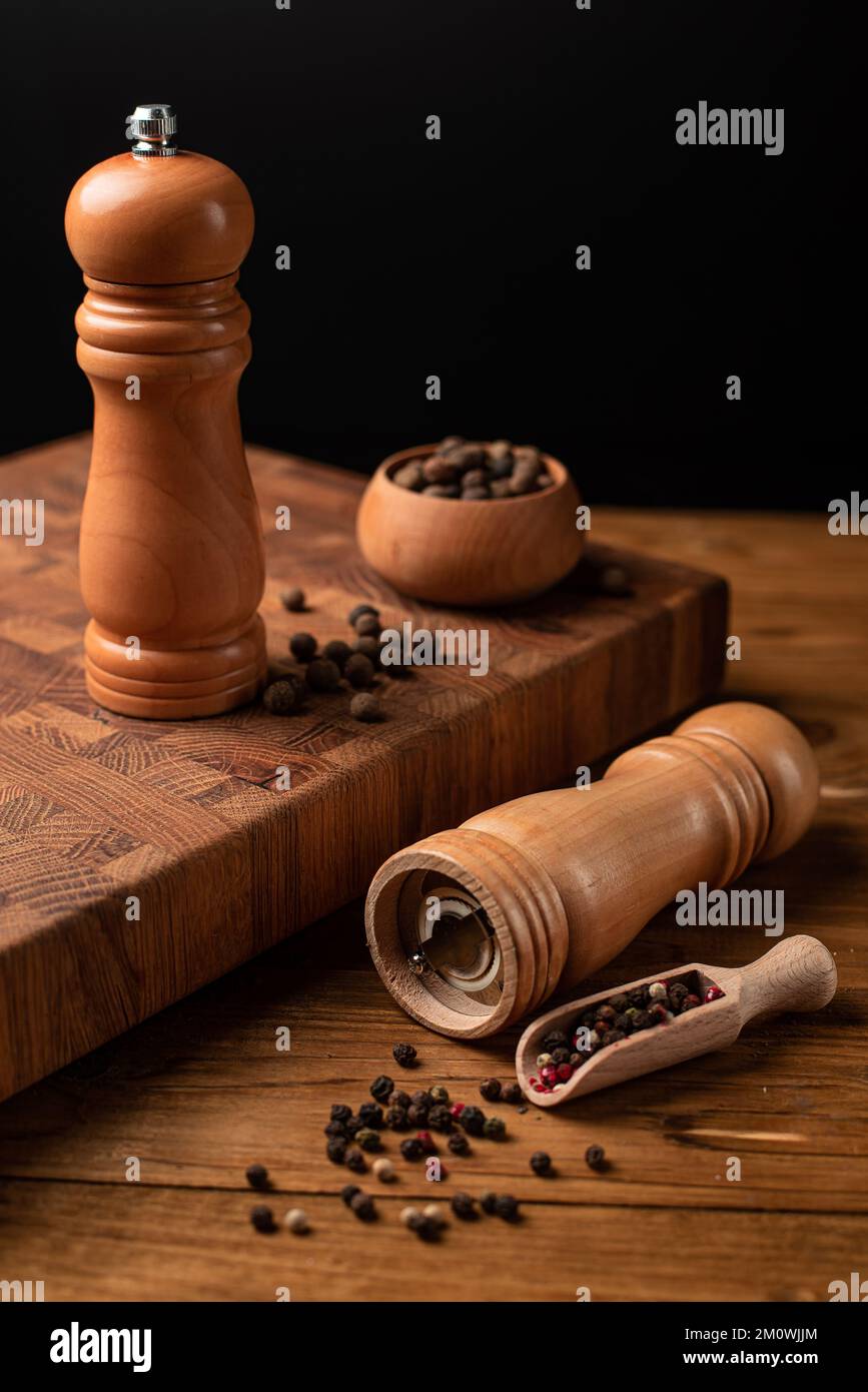 Selektivfokus von Salz- und Pfeffermühlen Stockfoto
