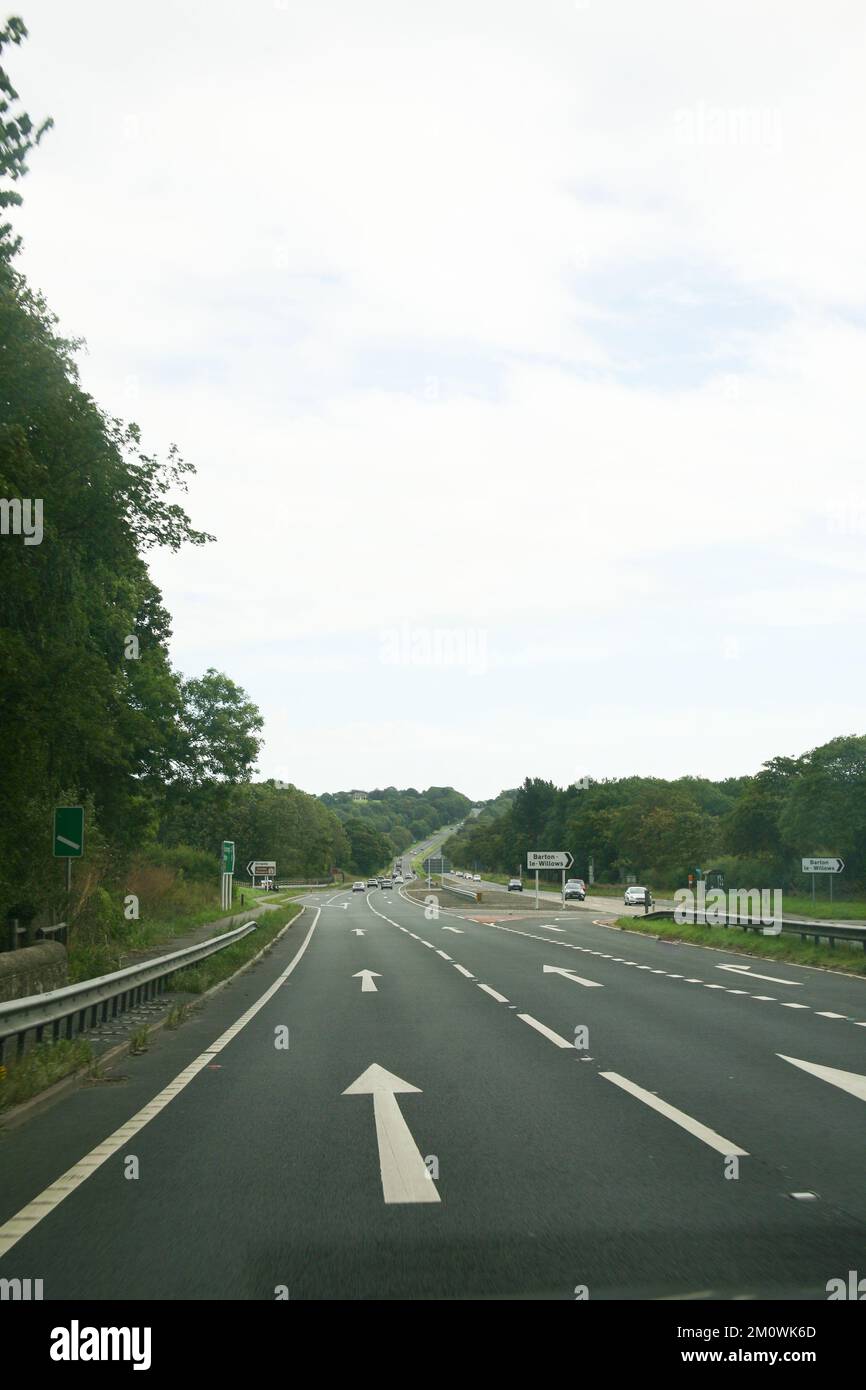 Verkehr, Geschwindigkeit, Pkw, Autobahn, Straßenmarkierungen, Straßenschilder, Straßenoberfläche, Asphalt, Tagesausflug, Urlaub, Straßenschilder, Autobahnabsperrung Stockfoto