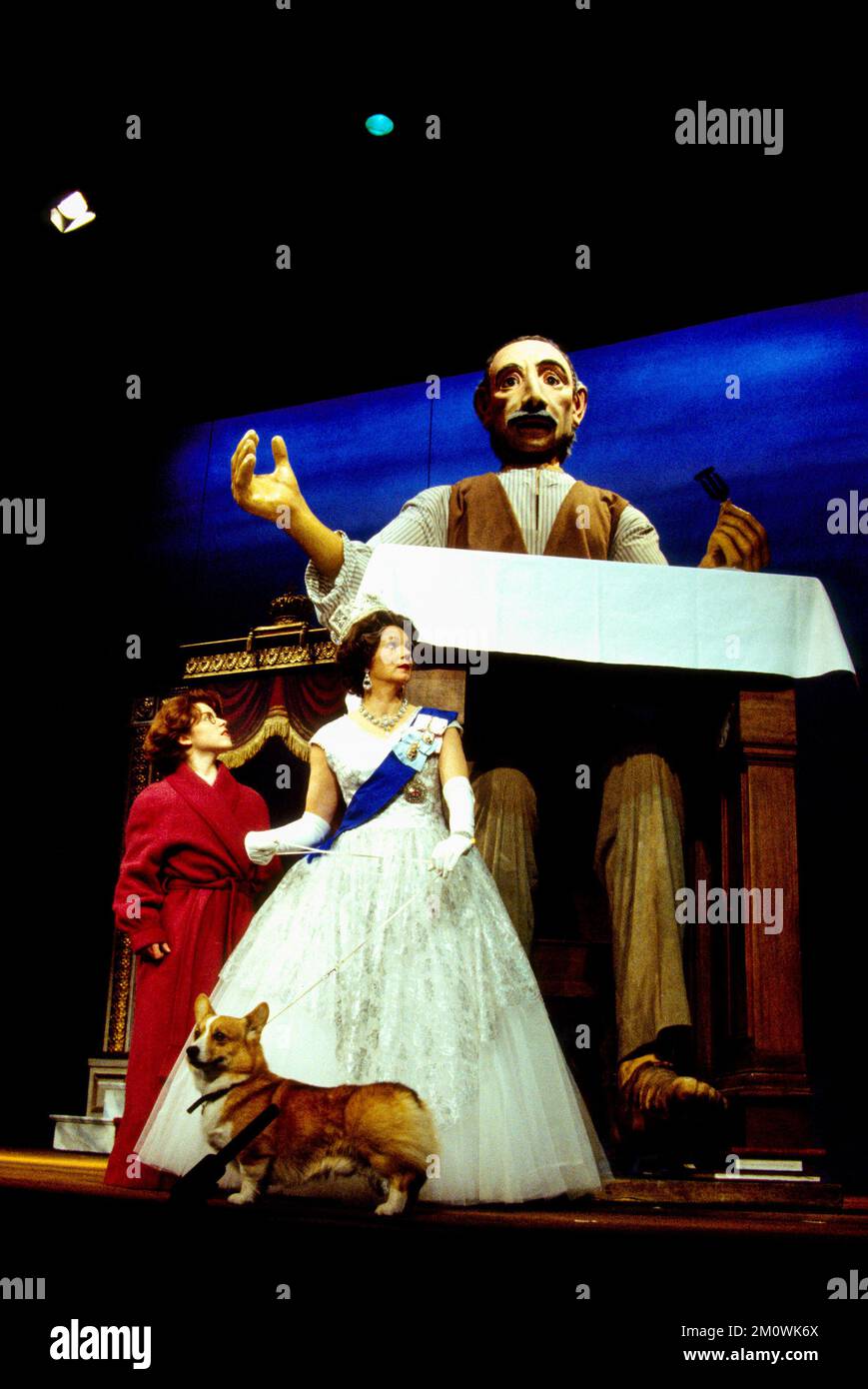 Ruby Evans (Sophie), Marcia King (die Königin) mit Claude dem Corgi im BFG (GROSSER FREUNDLICHER RIESE) von Roald Dahl im Albery Theatre, London SW19 23/11/1993, angepasst und Regie von David Wood Design: Susie Caulcutt Stockfoto