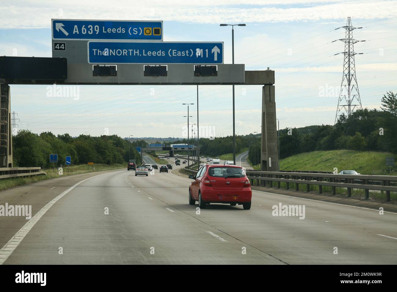 Verkehr, Geschwindigkeit, Pkw, Autobahn, Straßenmarkierungen, Straßenschilder, Straßenoberfläche, Asphalt, Tagesausflug, Urlaub, Straßenschilder, Autobahnabsperrung Stockfoto