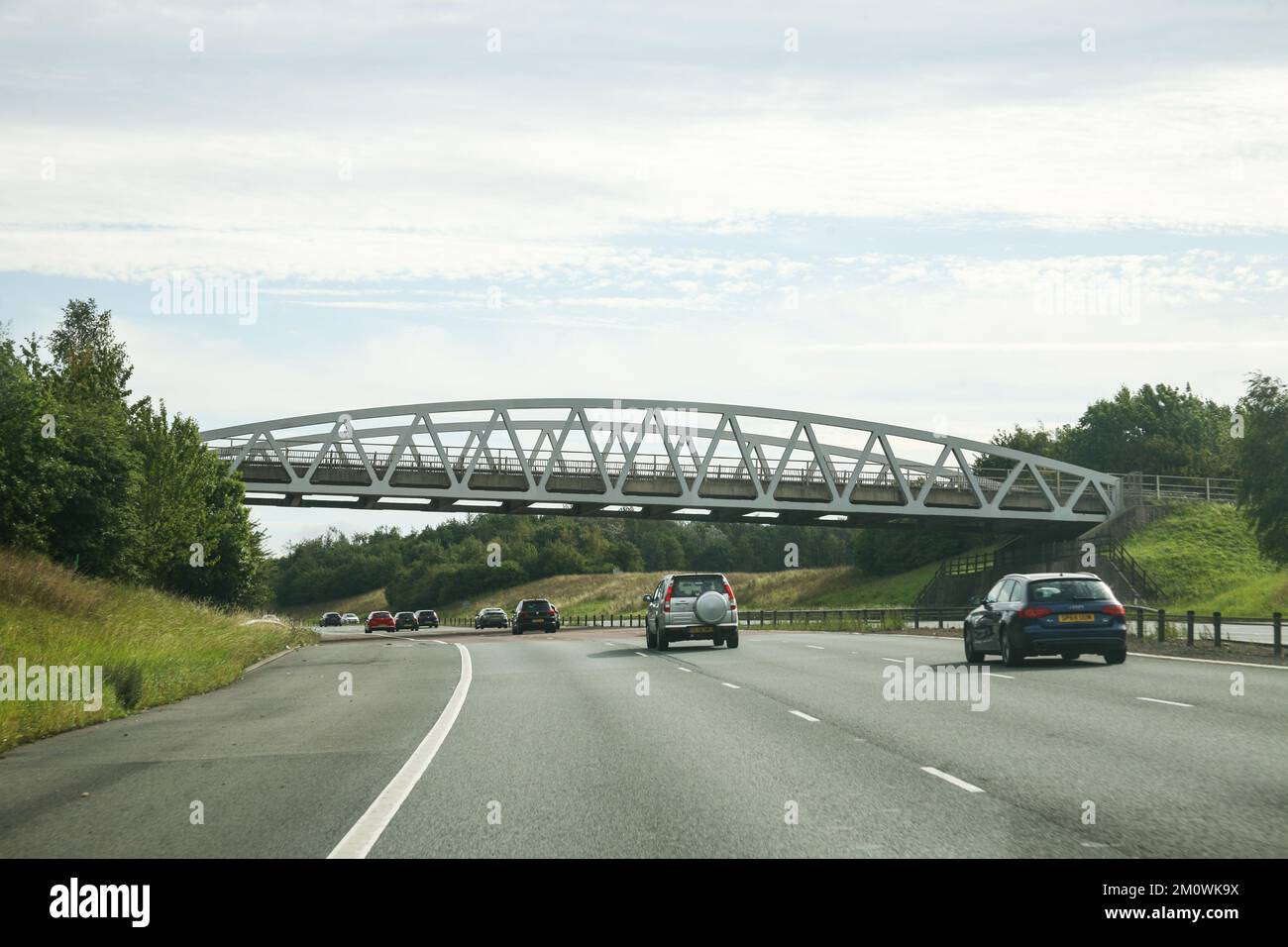 Verkehr, Geschwindigkeit, Pkw, Autobahn, Straßenmarkierungen, Straßenschilder, Straßenoberfläche, Asphalt, Tagesausflug, Urlaub, Straßenschilder, Autobahnabsperrung Stockfoto