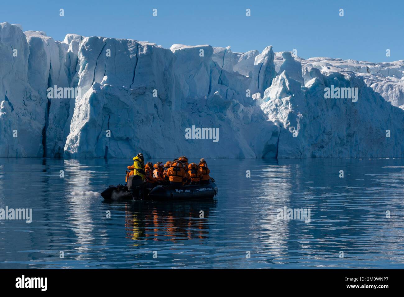 National Geographic Expeditions - Ponant-Gäste, die den Gletscher von Larsen Inlet, Weddell Sea und Antarktis erkunden. Stockfoto
