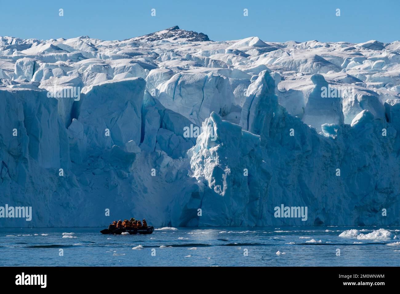National Geographic Expeditions - Ponant-Gäste, die den Gletscher von Larsen Inlet, Weddell Sea und Antarktis erkunden. Stockfoto
