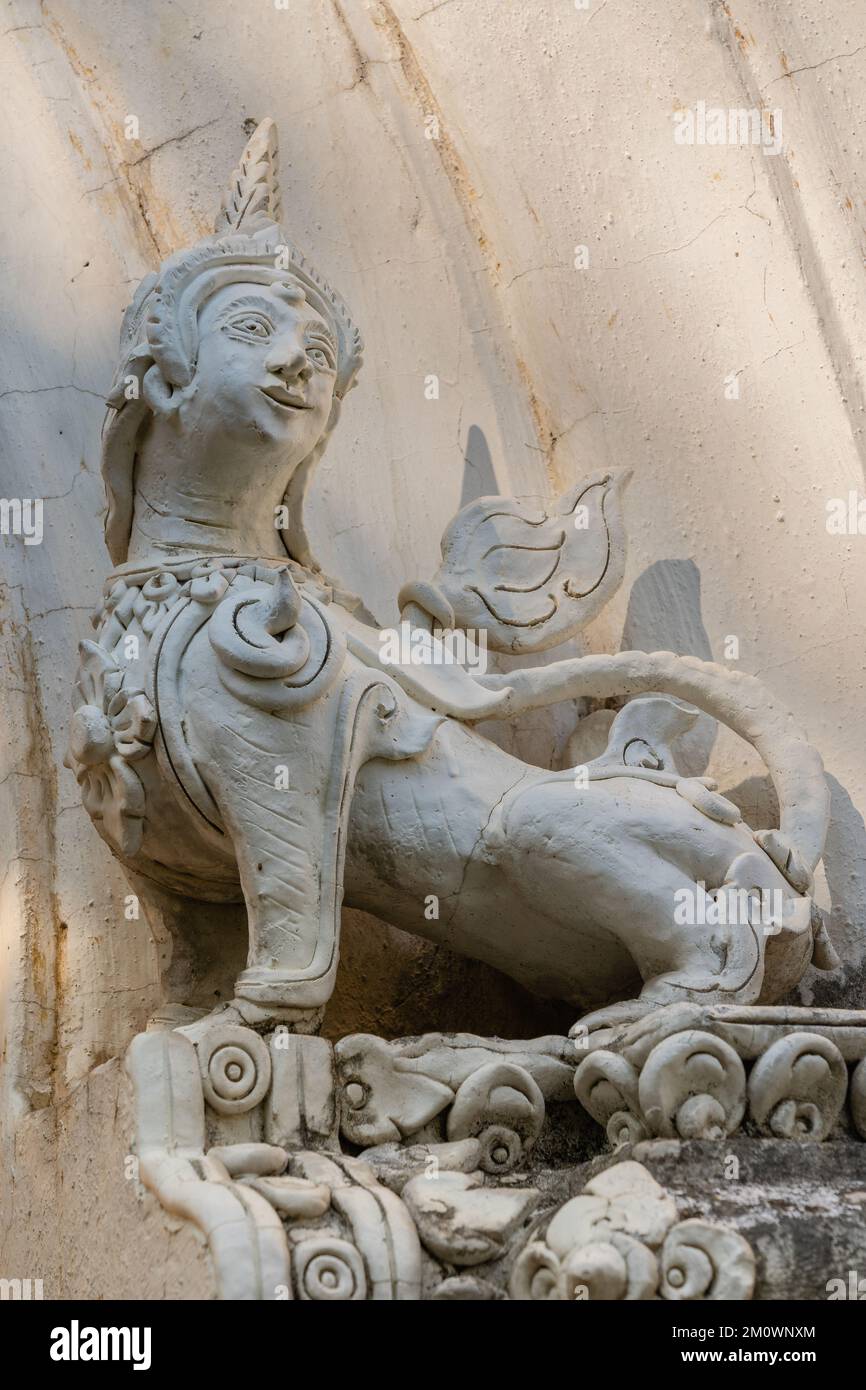 Nahaufnahme des antiken, mythologischen narasimha mit weißem Stuck, halb Mensch und halb Löwe im historischen buddhistischen Tempel Wat Mahawan, Chiang Mai, Thailand Stockfoto