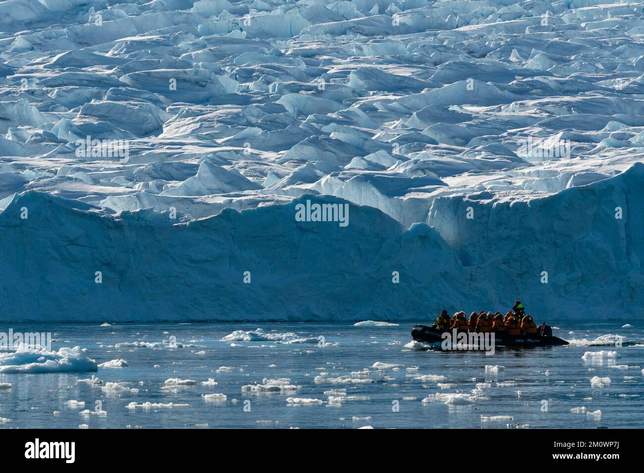 National Geographic Expeditions - Ponant-Gäste, die den Gletscher von Larsen Inlet, Weddell Sea und Antarktis erkunden. Stockfoto