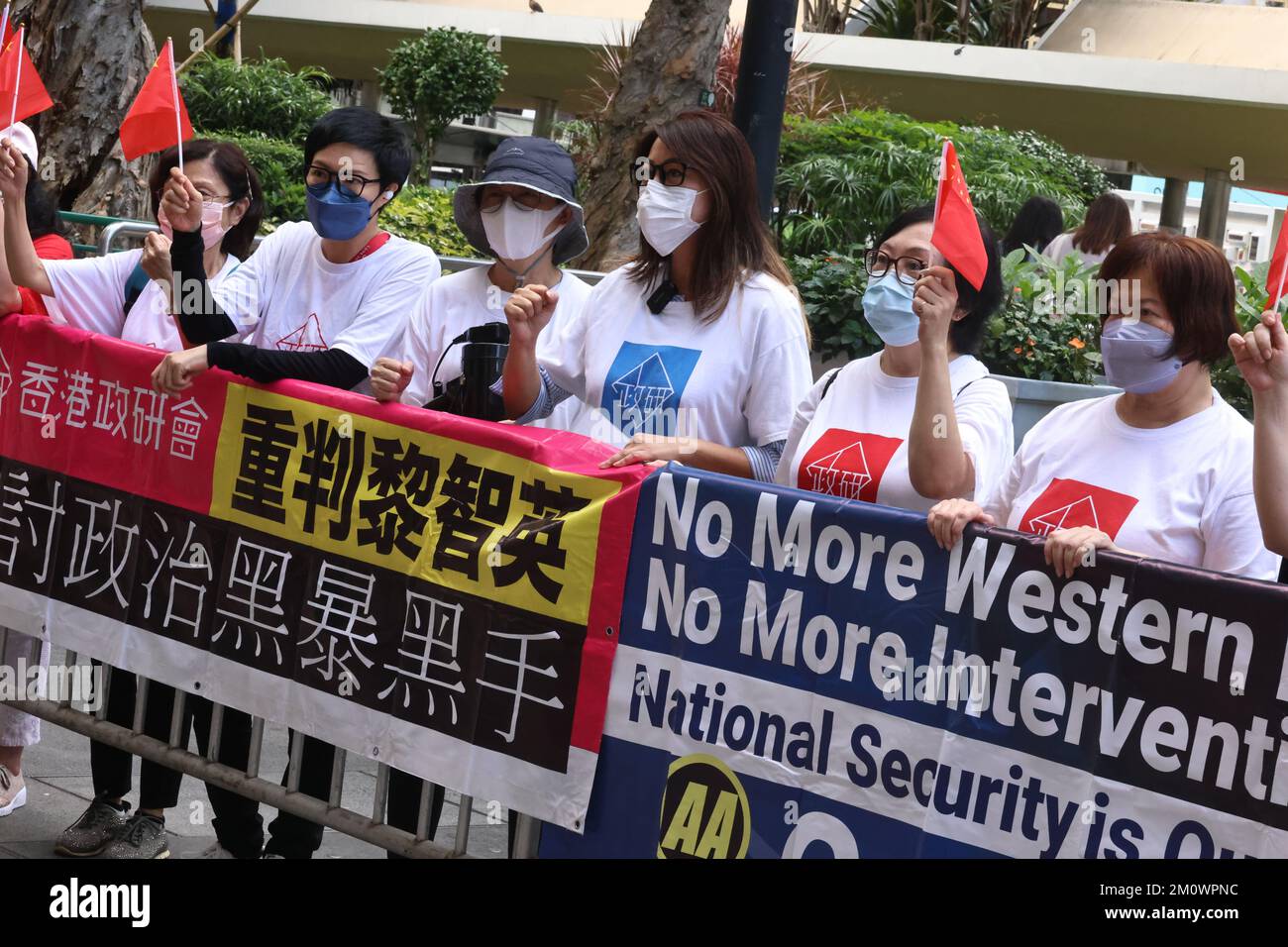 Mitglieder des Politihk Social Strategic Protest gegen das Urteil des Court of Final Appeal, die Entscheidung eines niedrigeren Gerichts gegenüber dem Gründer von Apply Daily Jimmy Lai Chee-ying aufrechtzuerhalten, um den britischen Königsrat Timothy Owen bei seinem bevorstehenden Prozess zur nationalen Sicherheit vertreten zu lassen, Vor dem Gericht für die letzte Berufung in der Zentrale. 28NOV22 SCMP /K. Y. Cheng Stockfoto