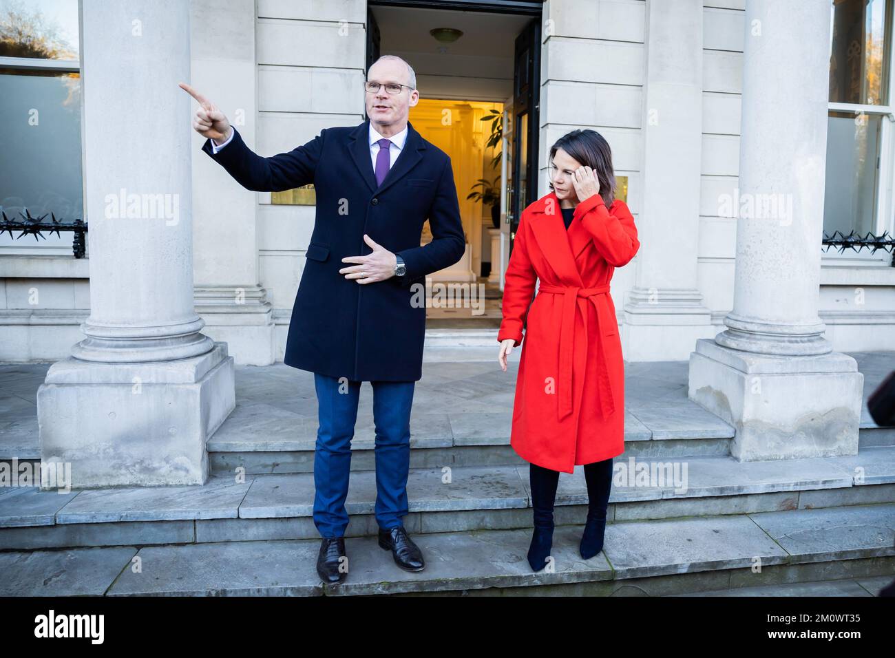 Dublin, Irland. 08.. Dezember 2022. Simon Coveney, Minister für auswärtige Angelegenheiten Irlands, und Annalena Baerbock (Bündnis 90/die Grünen), Minister für auswärtige Angelegenheiten, begrüßen einander im irischen Außenministerium (Iveagh House). Kredit: Christoph Soeder/dpa/Alamy Live News Stockfoto