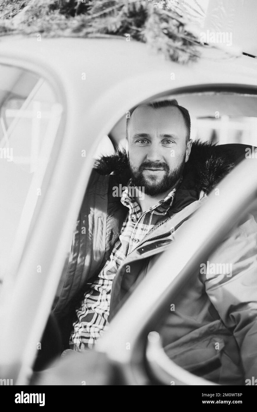 Ein schöner, starker Weißer sitzt in seinem Auto Stockfoto