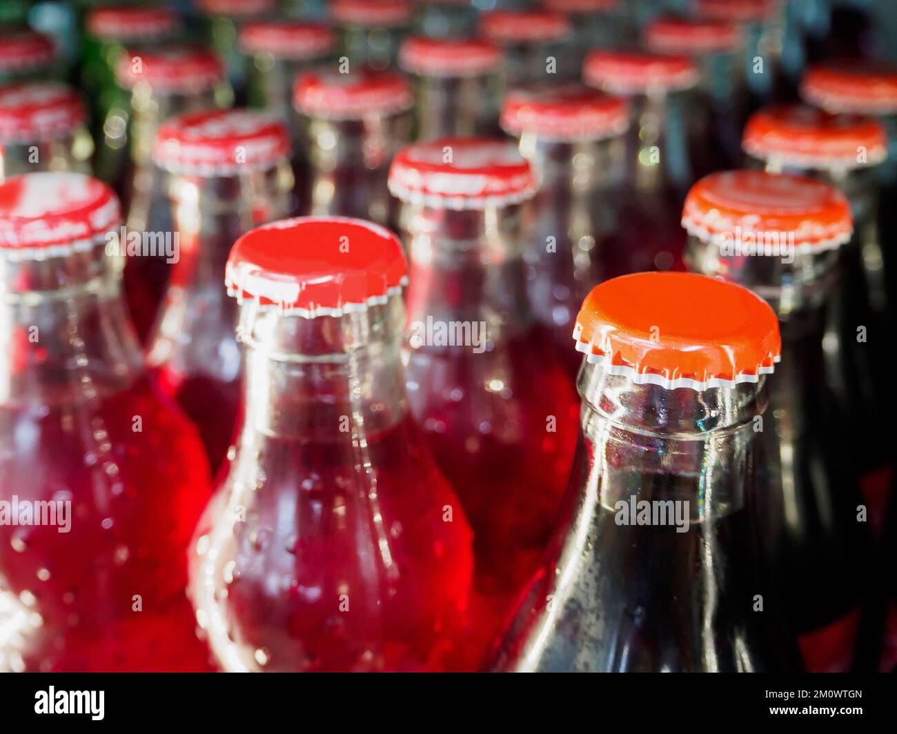 Glasflaschen mit Hintergrund für alkoholfreie Getränke Stockfoto