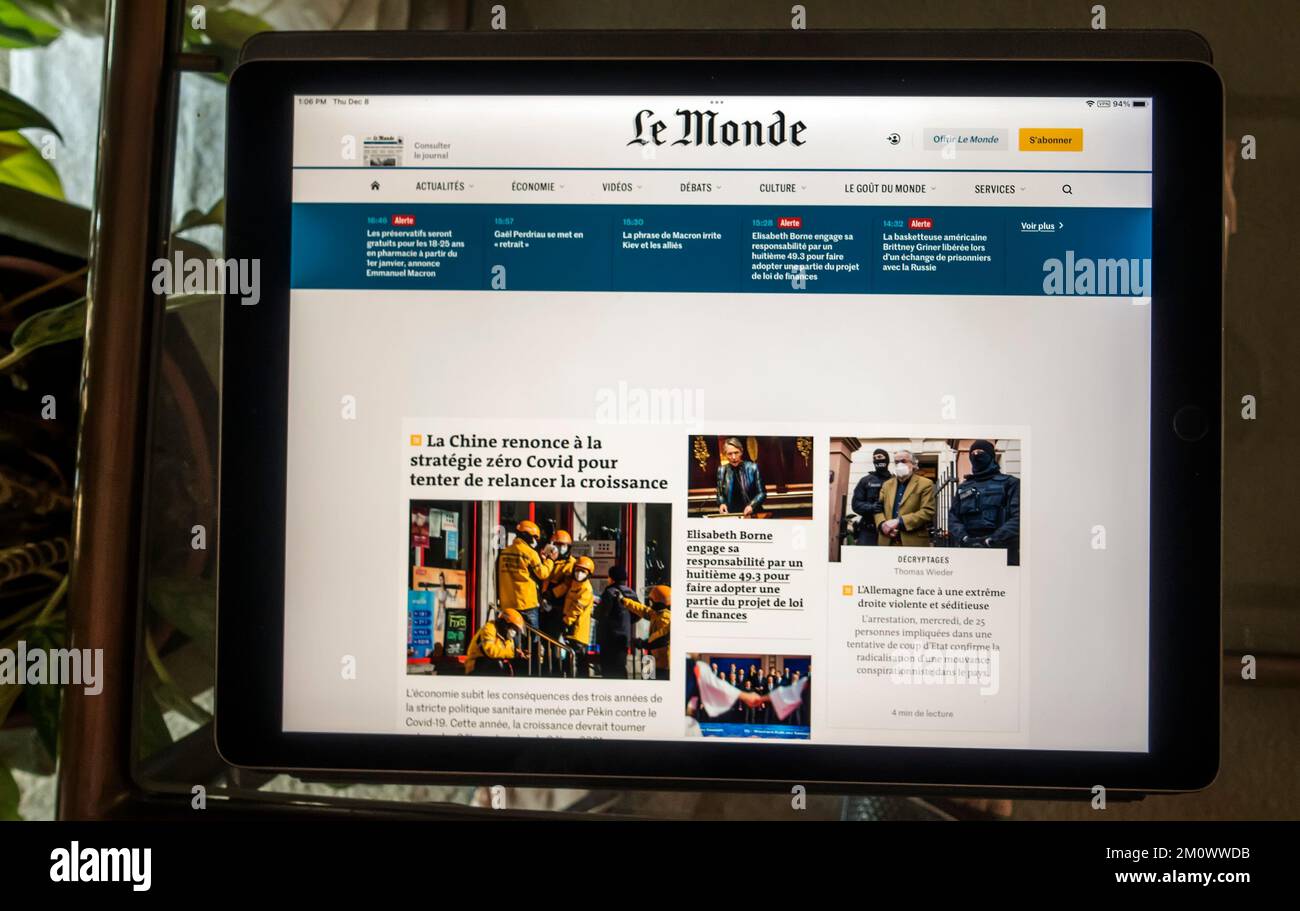 Französische Zeitung Le Monde Titelseite auf iPad Tablet Stockfoto