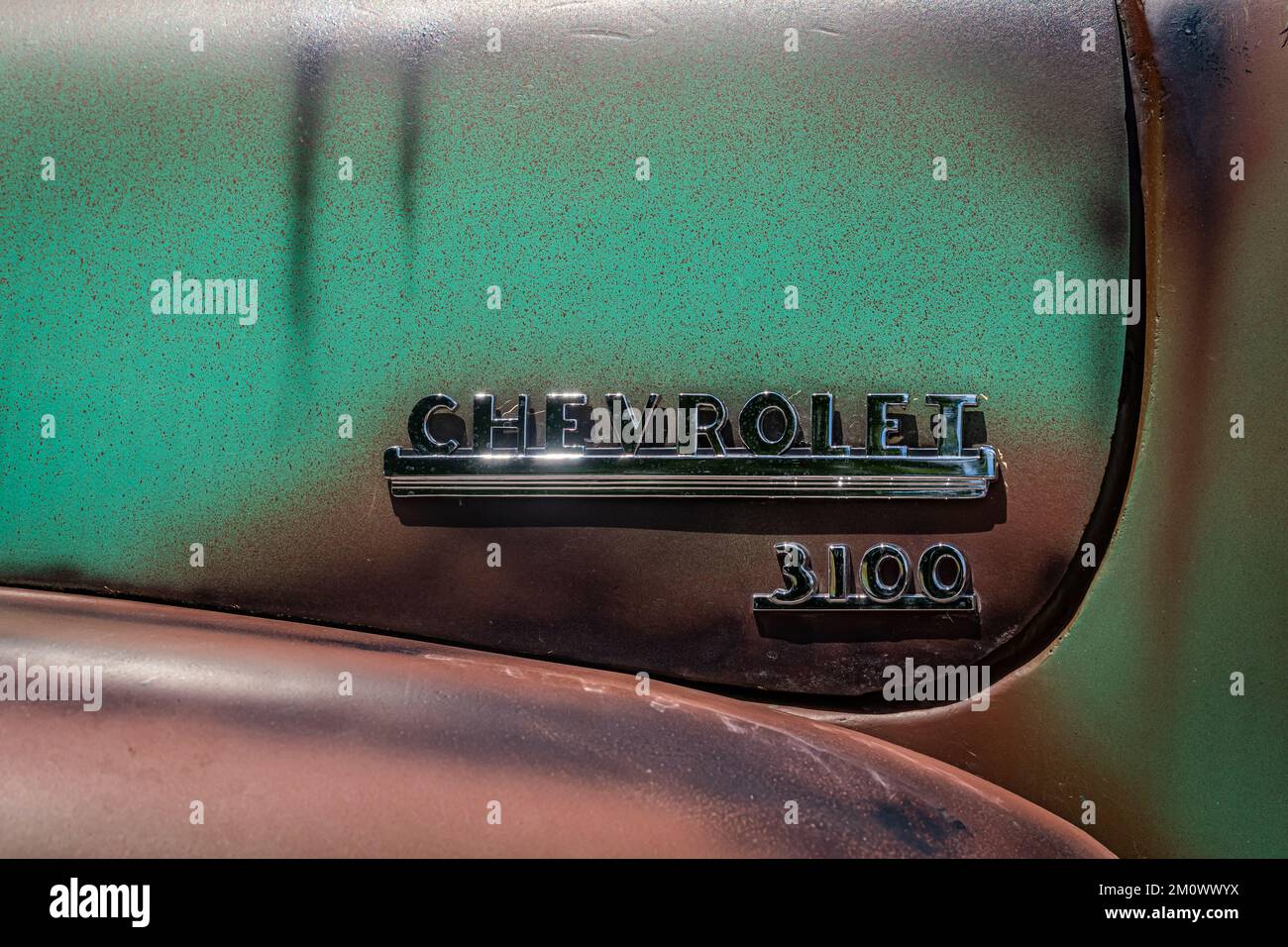 Des Moines, IA - 03. Juli 2022: Detailansicht eines 1950 Chevrolet Advance Design 3100 Pickup Seitenkotflügels auf einer lokalen Automesse. Stockfoto