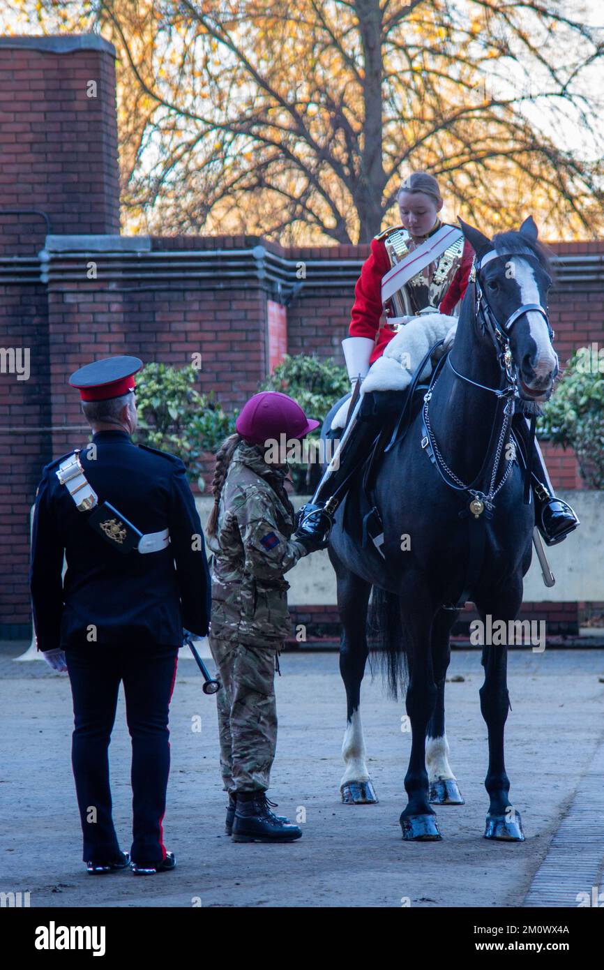 London, Großbritannien. 8.. Dezember 2022. Fahrt mit der Hauszukavallerie-Pass-Parade von Dettingen in der Hyde Park Baracke. Dettingen ReitPass-out inspiziert von Generalmajor Jonathan Swift OBE, dem Befehlshaber des Regionalkommandos. Oberstleutnant Thomas Armitage kommandiert das Kavallerie-Regiment. Kredit: Peter Hogan/Alamy Live News Stockfoto