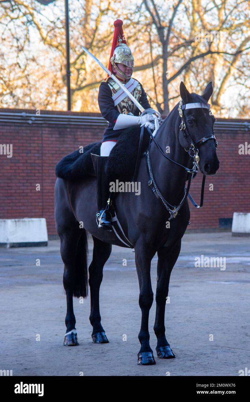 London, Großbritannien. 8.. Dezember 2022. Fahrt mit der Hauszukavallerie-Pass-Parade von Dettingen in der Hyde Park Baracke. Dettingen ReitPass-out inspiziert von Generalmajor Jonathan Swift OBE, dem Befehlshaber des Regionalkommandos. Oberstleutnant Thomas Armitage kommandiert das Kavallerie-Regiment. Kredit: Peter Hogan/Alamy Live News Stockfoto