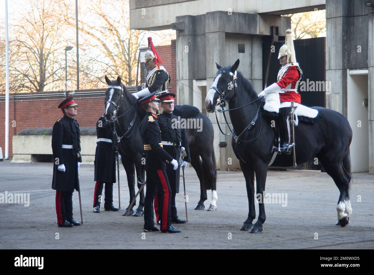 London, Großbritannien. 8.. Dezember 2022. Fahrt mit der Hauszukavallerie-Pass-Parade von Dettingen in der Hyde Park Baracke. Dettingen ReitPass-out inspiziert von Generalmajor Jonathan Swift OBE, dem Befehlshaber des Regionalkommandos. Oberstleutnant Thomas Armitage kommandiert das Kavallerie-Regiment. Kredit: Peter Hogan/Alamy Live News Stockfoto