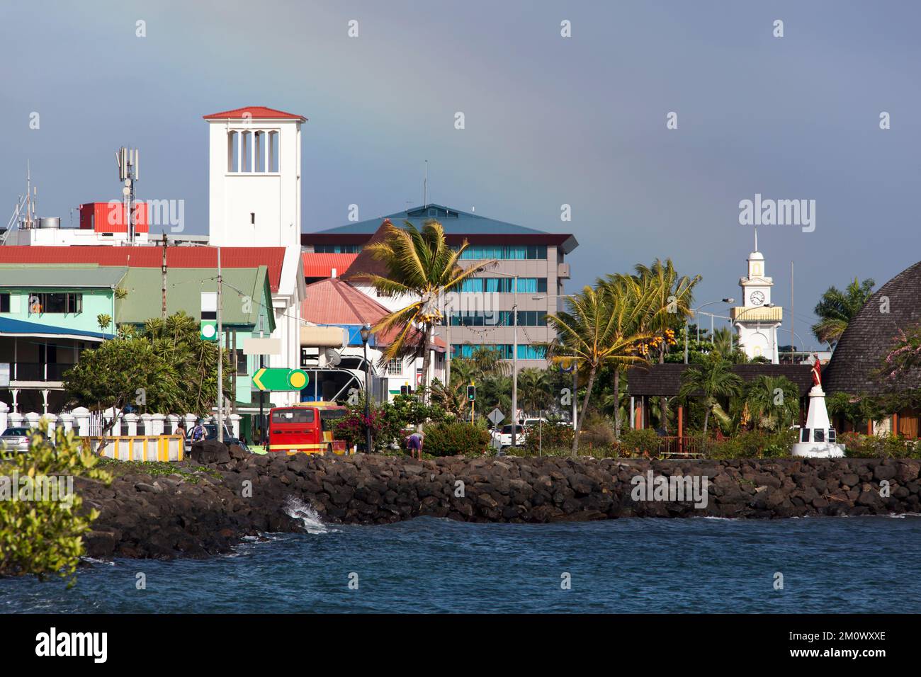 Der Blick vom Morgen auf Apia Downtown mit einem Uhrenturm, der Hauptstadt von Samoa. Stockfoto