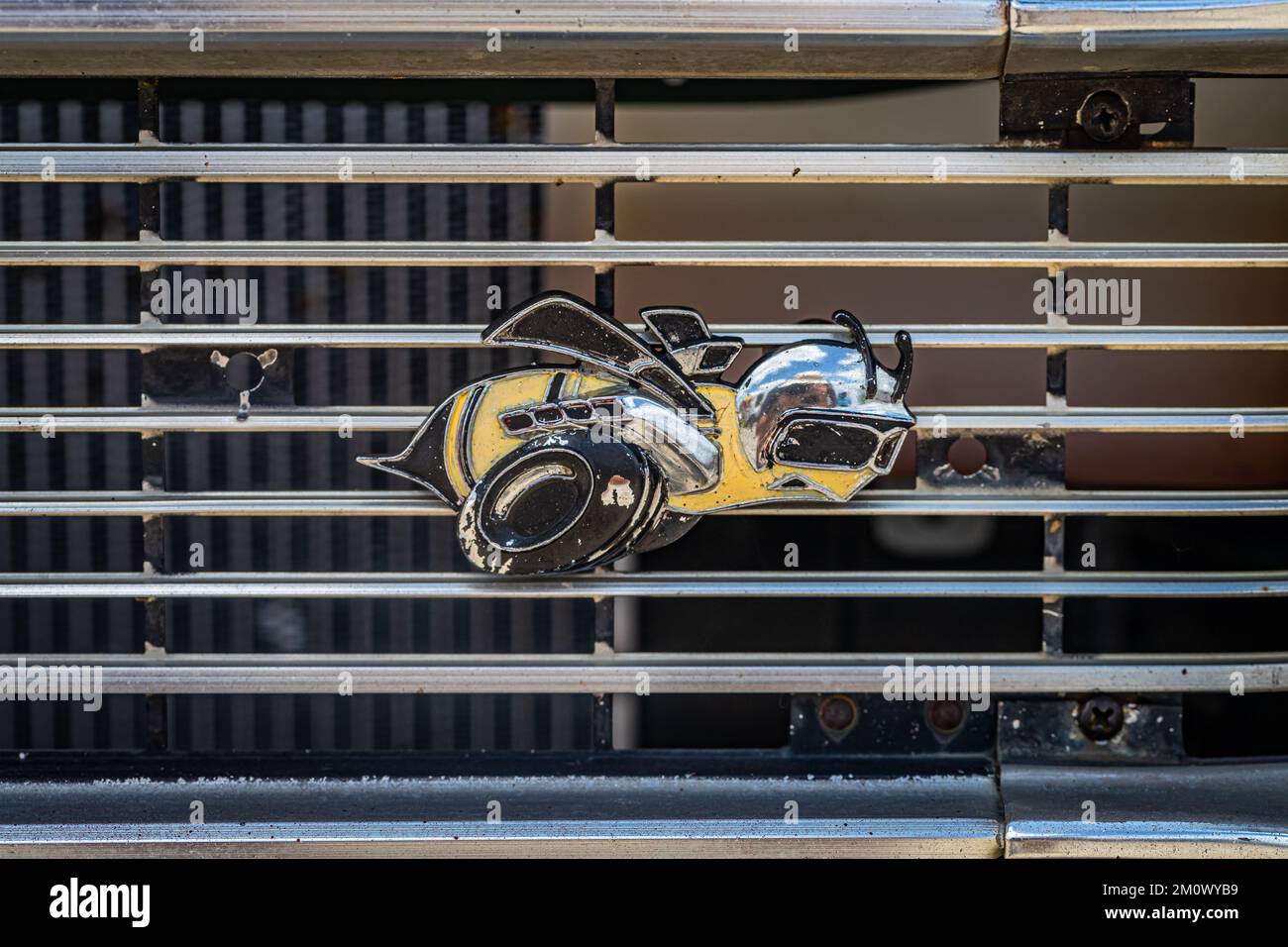 Des Moines, IA - 03. Juli 2022: Detailansicht eines Grills des Dodge Super Bee Coupe aus dem Jahr 1969 auf einer lokalen Automesse. Stockfoto