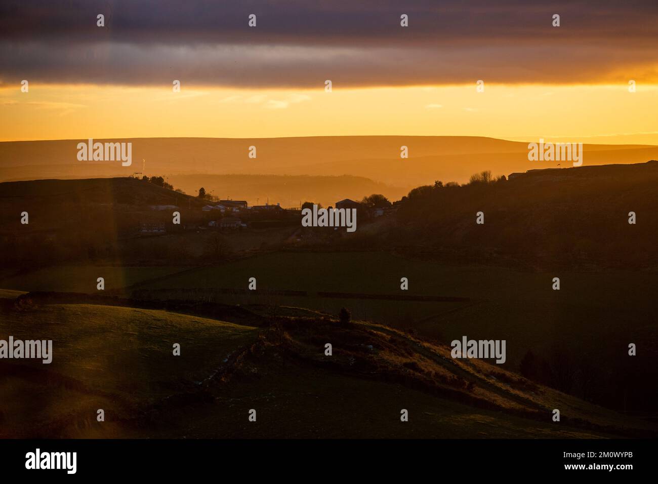 West Yorkshire, Großbritannien. 8.. Dezember 2022. Wetter in Großbritannien. Die Sonne geht über den Pennine Hills von Calderdale und dem Calder Valley unter, während die Temperaturen unter dem Gefrierpunkt sinken, wenn das Winterwetter Großbritannien erobert. Kredit: Windmill Images/Alamy Live News Stockfoto