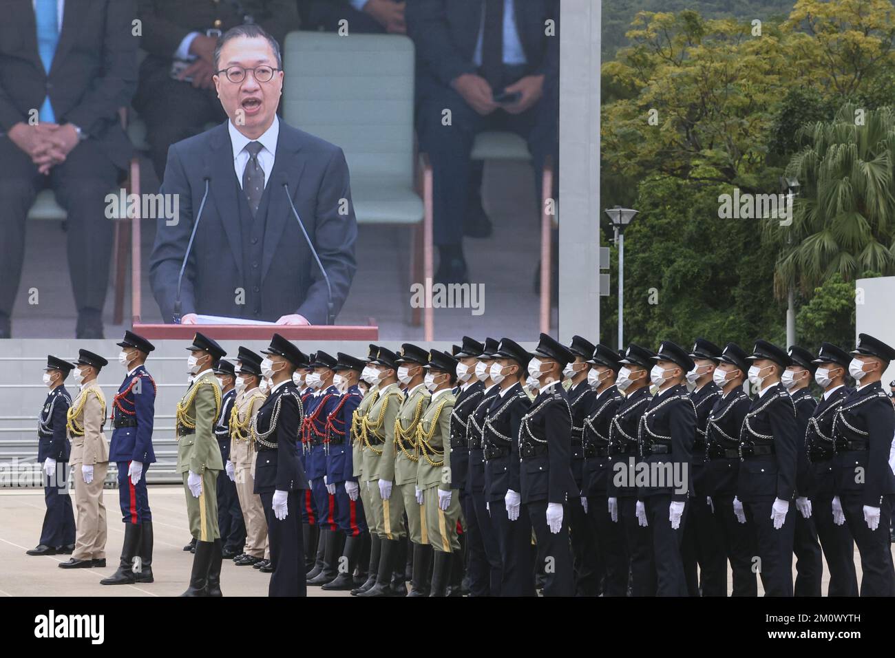 Justizminister Paul Lam Ting-kwok, Offizier bei der Fahnenhebezeremonie. Die sechs Disziplinardienste Hongkongs veranstalteten am Sonntag eine feierliche Flaggenweckung anlässlich des Nationalverfassungstages - dem 40.. Jahrestag der Verkündung und Umsetzung der chinesischen Verfassung - im Hong Kong Customs College in Tuen Mun. Die Flaggen wurden dann auf die Hälfte des Personals herabgesetzt, um den Tod des ehemaligen Präsidenten Jiang Zemin zu betrauern. 04DEC22 SCMP/K. Y. CHENG Stockfoto