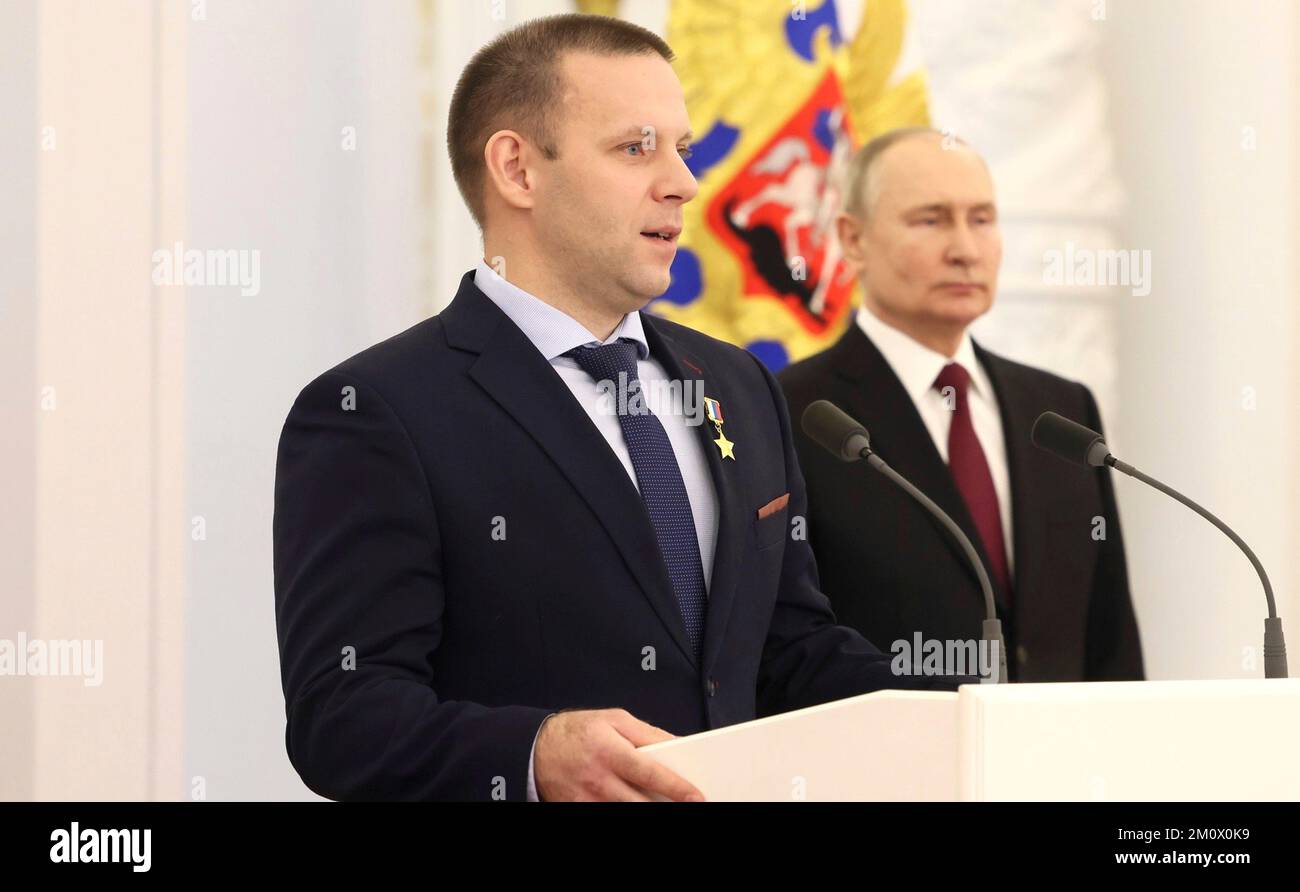 Moskau, Russland. 08.. Dezember 2022. Der russische Kosmonaut Ivan Vagner, Testkosmonaut im Ausbildungszentrum Yuri Gagarin Kosmonaut, gibt seine Bemerkungen ab, nachdem er von Präsident Wladimir Putin während einer Zeremonie zum Heldentag in der Halle von St. George des Großen Kreml den Titel „russischer Pilot-Kosmonaut“ erhalten hat. 8. Dezember 2022 in Moskau, Russland. Kredit: Mikhail Metzel/Kreml Pool/Alamy Live News Stockfoto