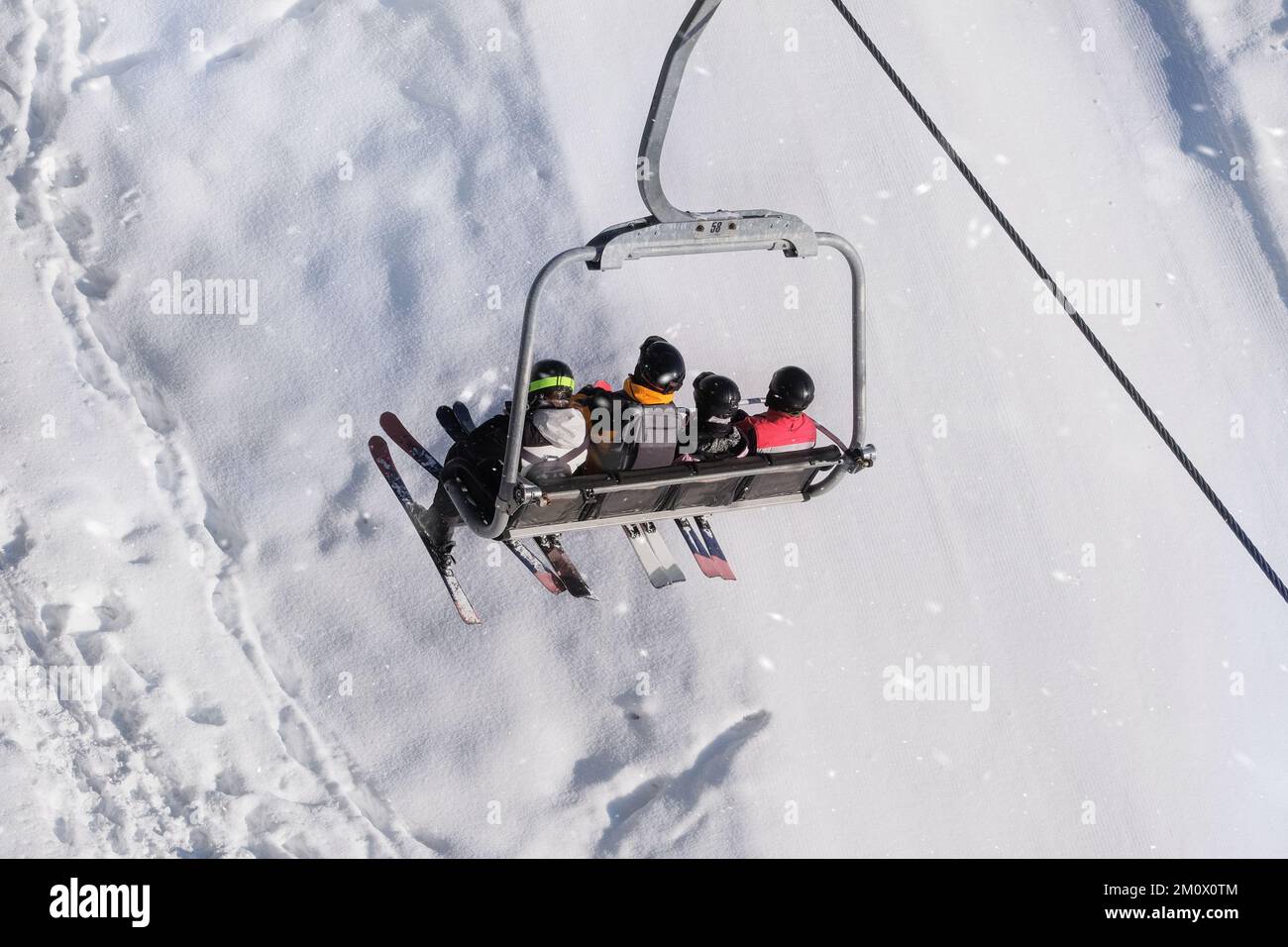 Skifahrer fahren im Skigebiet mit dem Aufzug den Berg hinauf. Skifahren im Winter. Stockfoto