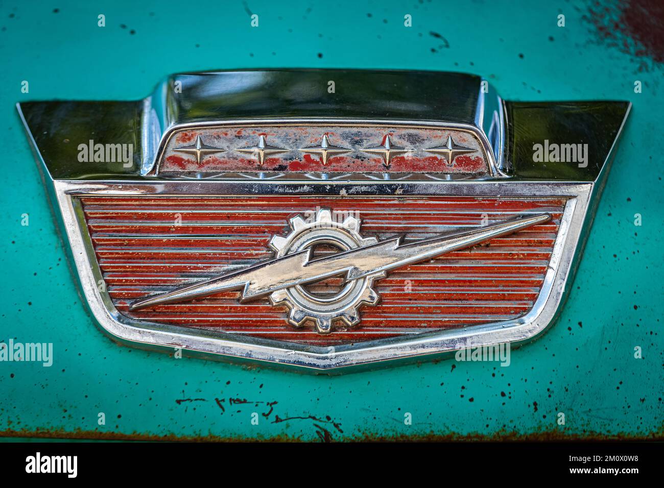 Des Moines, IA - 03. Juli 2022: Detailansicht eines 1965 Ford F100 Fleetside Pickup Truck Hood Emblems auf einer lokalen Automesse. Stockfoto