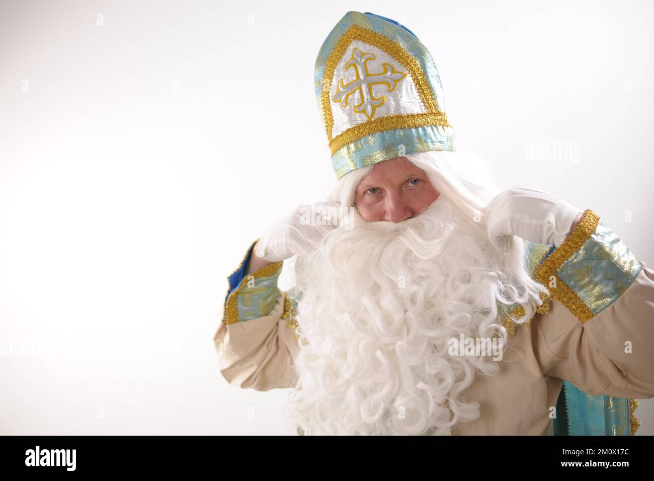 Märchen 12 Monate Nicholas der Wunderarbeiter, St. Nicholas, Gründer von Santa Frosten Moroz Iwanowitsch Wintermonat januar februar dezember Wald für Schneeglöckchen treffen Großvater Moroz Stockfoto