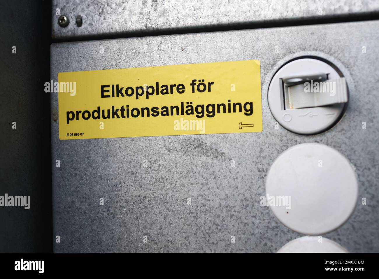 Stromzähler in einer Villa. Im Bild: Ein elektrischer Schalter für die Produktionsanlage. Stockfoto