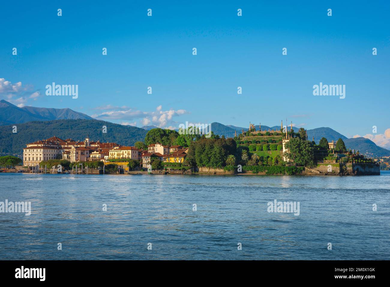 Isola Bella Italien, Blick im Sommer auf den malerischen Borromeo-Palast und die italienischen Gärten auf der Isola Bella im Lago Maggiore, Piemont, Italien Stockfoto