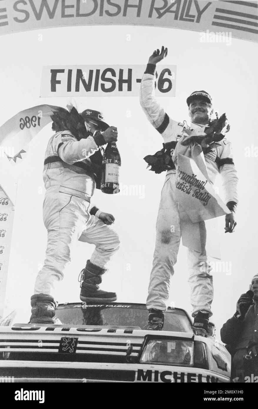 Schwedische Rallye 1986 (36. Internationale schwedische Rallye), Karlstad, Schweden. Juha Piironen und Juha Kankkunen feiern nach der Ziellinie. Stockfoto